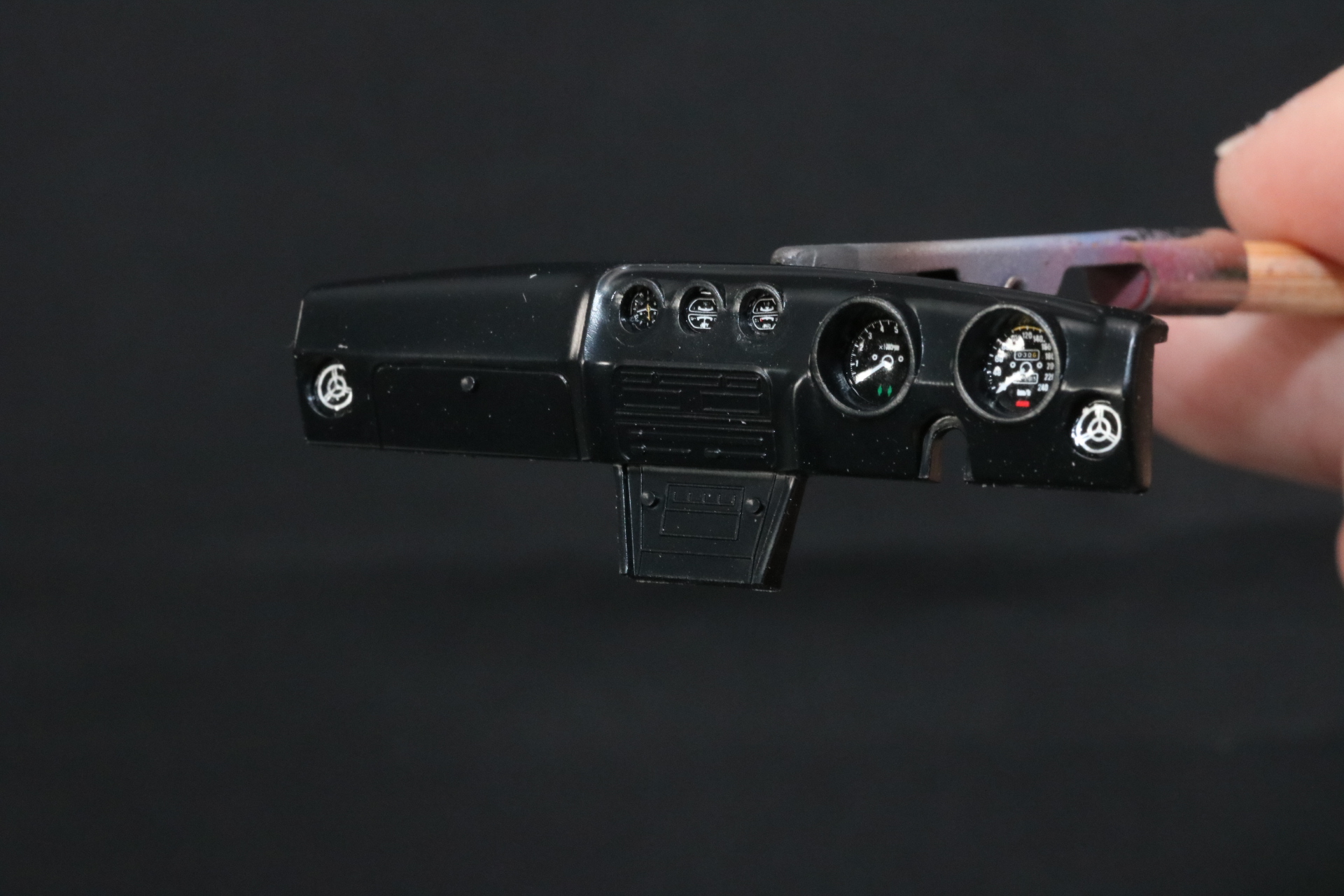 デカールでメーターやクーラーが鮮明に表現