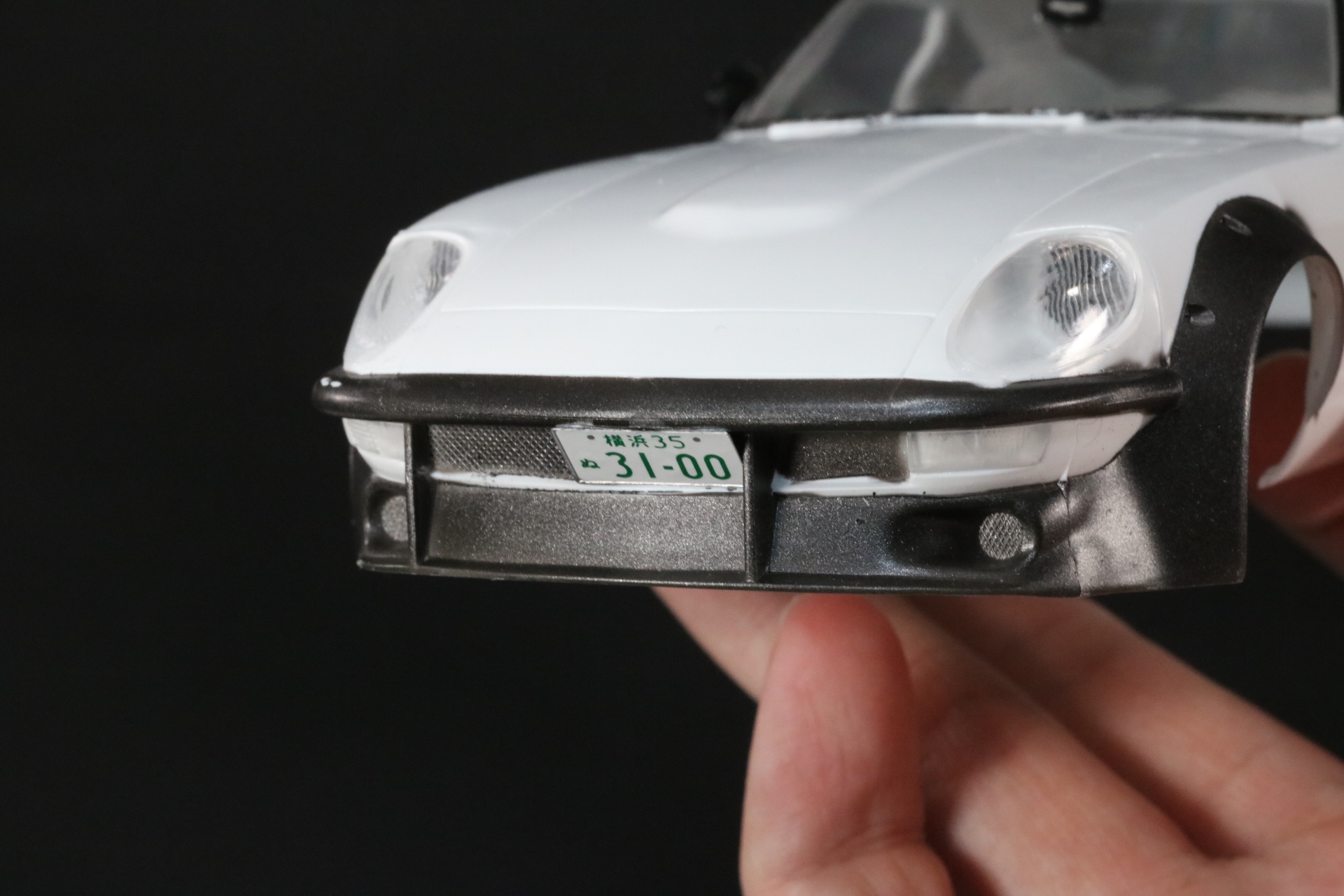 ヘッドライトとアルミプレートのナンバープレートは流し込みタイプの接着剤を使用