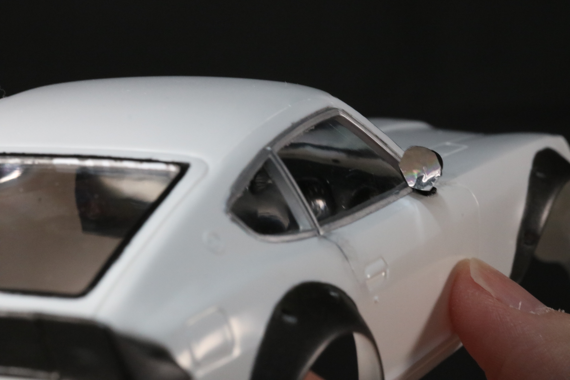 サイドミラーは流し込みタイプでは溢れてしまう場合があるので、ハケ塗りのものを使用