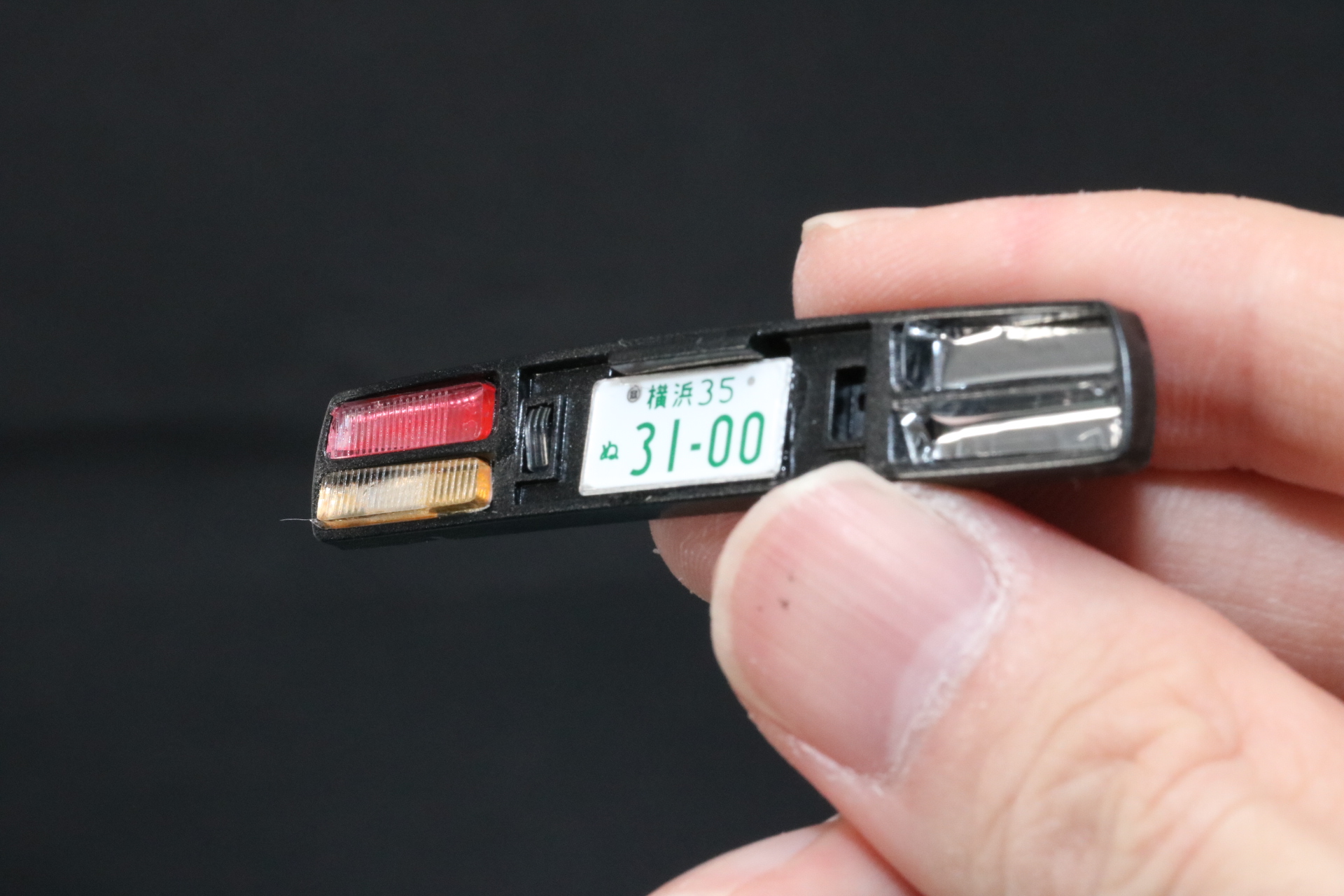 リアパーツはメッキシールで塗装したクリアパーツが目立つようにしつつ、流し込みタイプの接着剤で固定