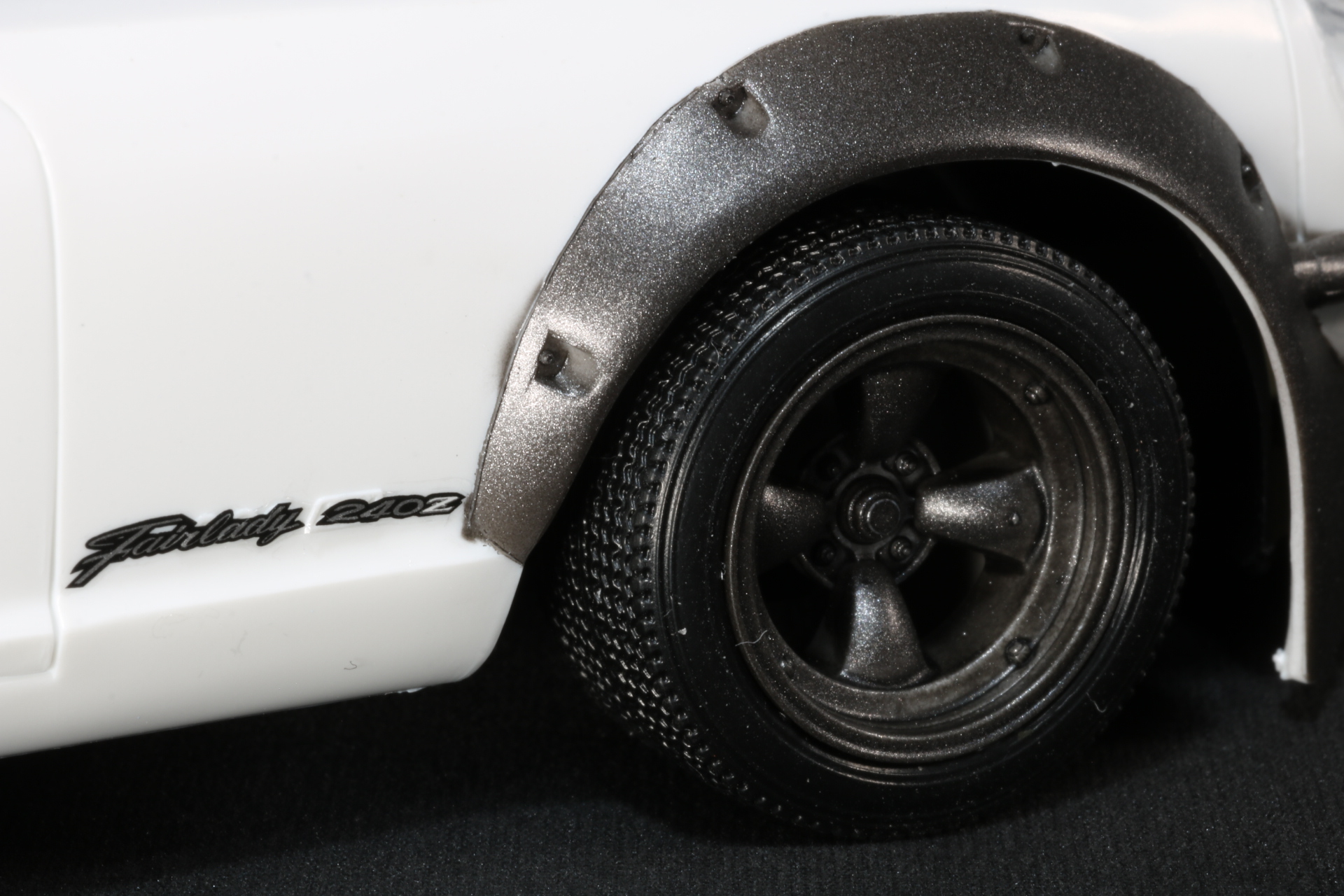 フロントタイヤ付近にロゴマーク