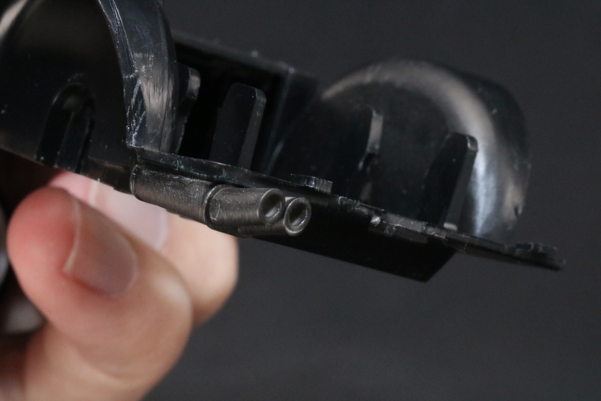 内側にはポリキャップをはめ込んで、軸受けを作る