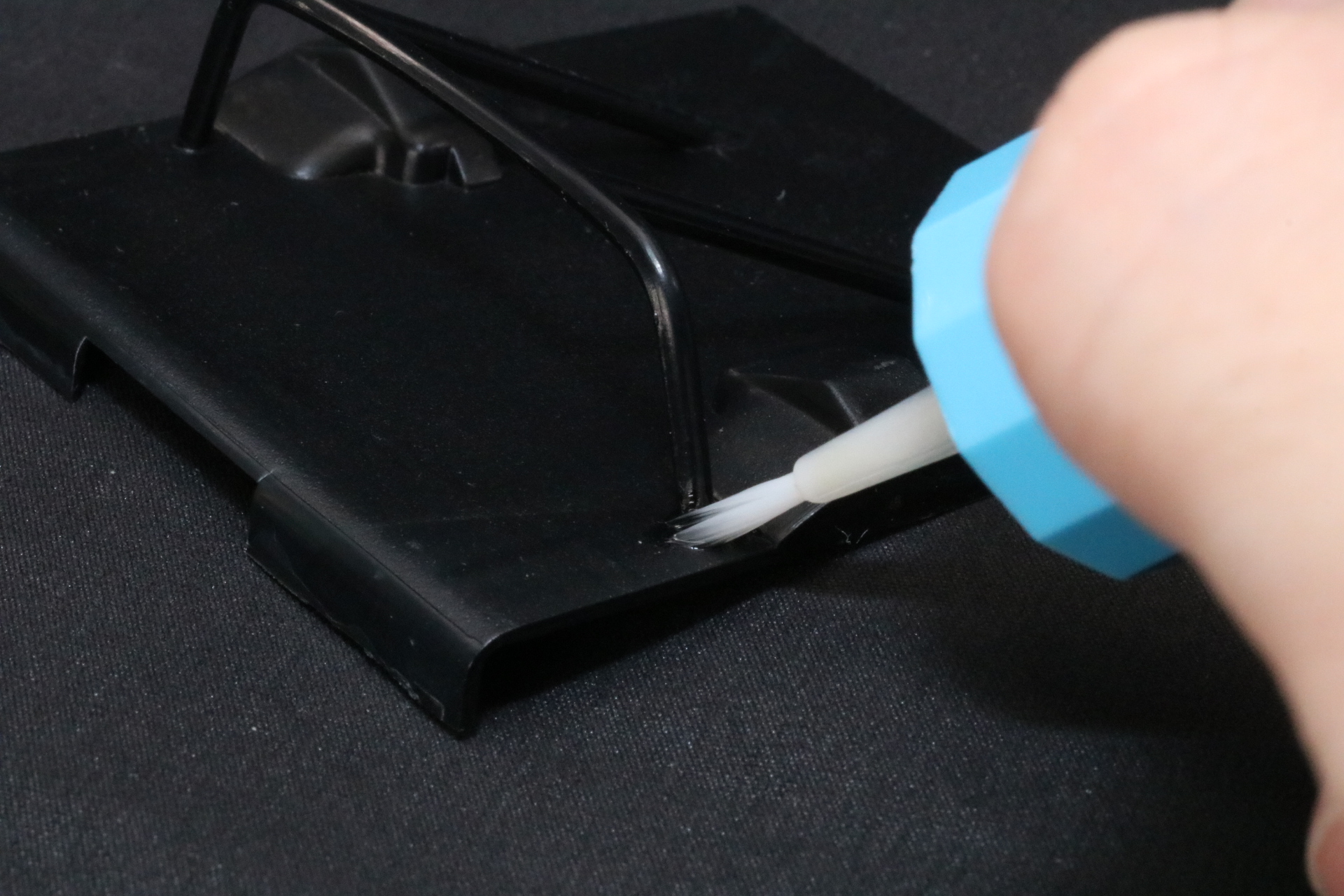 シート後ろ部分はロールケージをセメントで接着