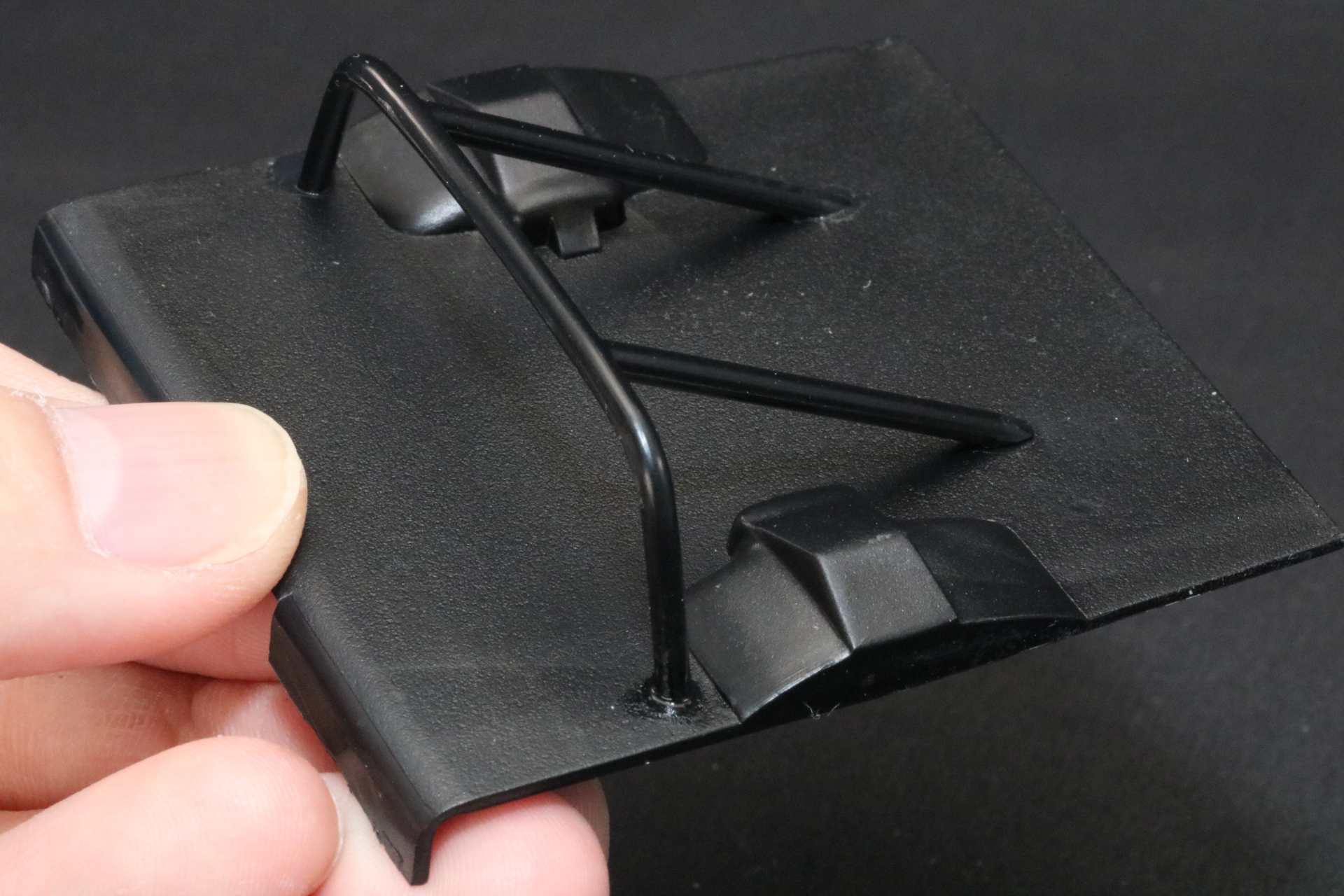 シート後ろ部分はロールケージをセメントで接着