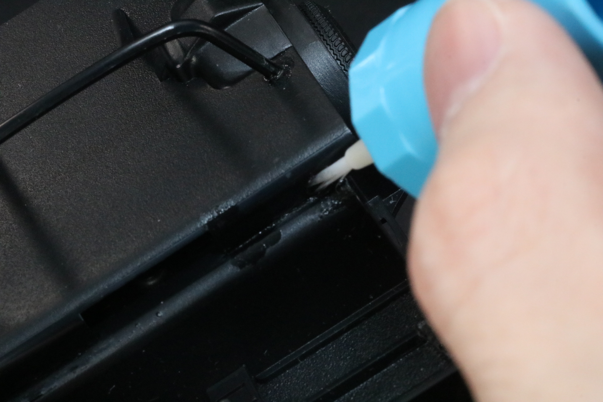 シャーシに設けられた接合部と合わせて、隙間にセメントを流し込み