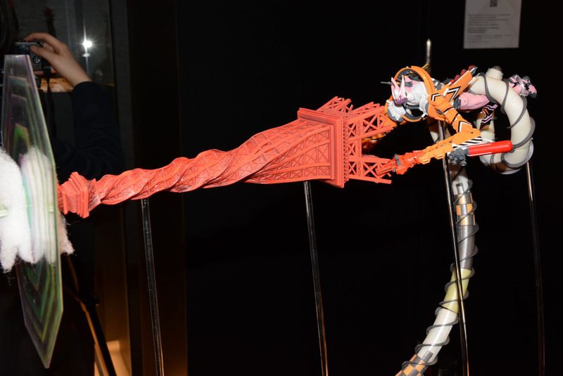 ATフィールドを挟んで激しくぶつかり合う2つの力。8号機はねじれたエッフェル塔で巨大な砲台から放たれるビームを押し返す