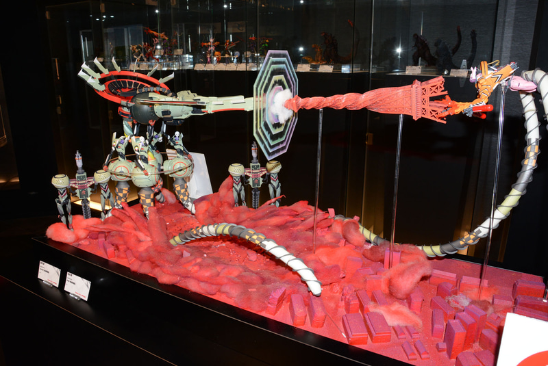 エヴァンゲリオンという存在そのものを冒涜するかのような異様な姿をした兵器。対する8号機も腕の代わりに巨大な作業アームを着けており、「汎用人型決戦兵器」というエヴァの呼び名に当てはまっていない