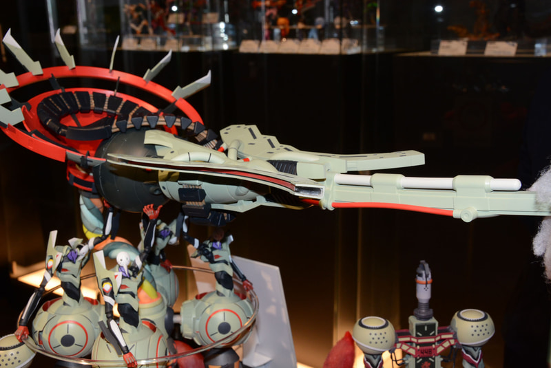 エヴァンゲリオンという存在そのものを冒涜するかのような異様な姿をした兵器。対する8号機も腕の代わりに巨大な作業アームを着けており、「汎用人型決戦兵器」というエヴァの呼び名に当てはまっていない