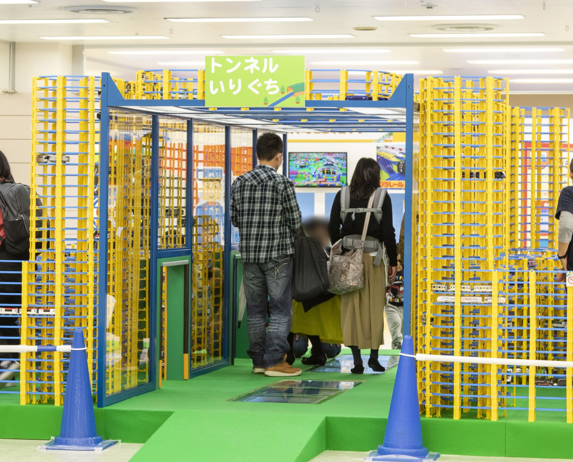 プラレールでできた大きなトンネルが出現。トンネルをくぐってプラレールを見渡そう