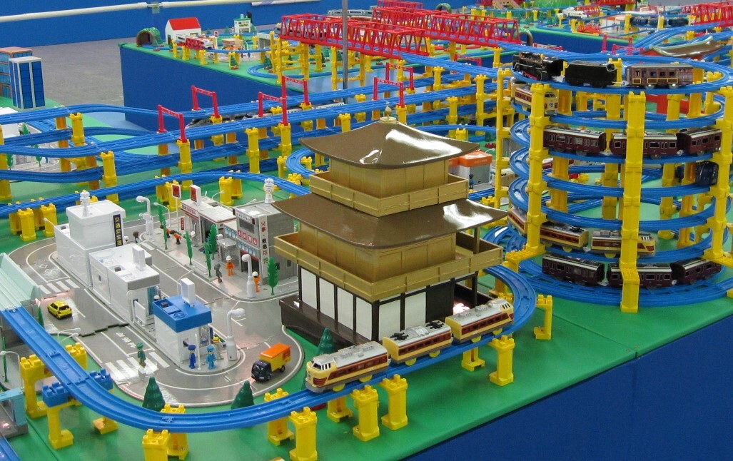 プラレールが西日本を走るジオラマを展示