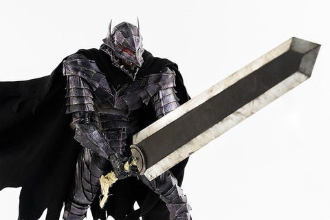 狂気を内包した重厚感溢れる狂戦士。threezero「ガッツ（狂戦士の甲冑