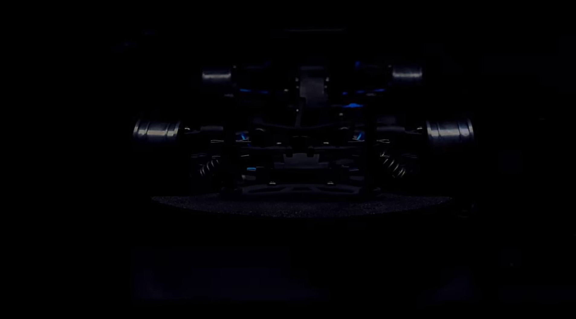シルエットに包まれているが、そのメカは期待がかかる