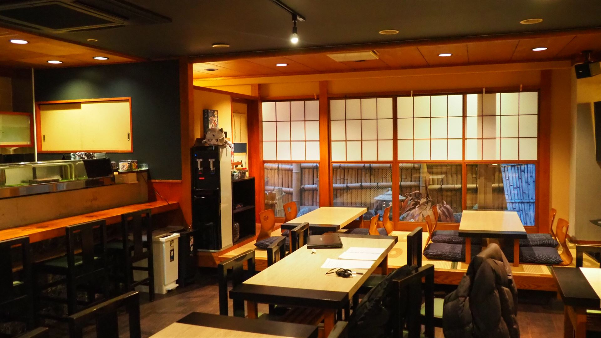 不知火の店内。店内はかなり広い。左側にカウンターがある