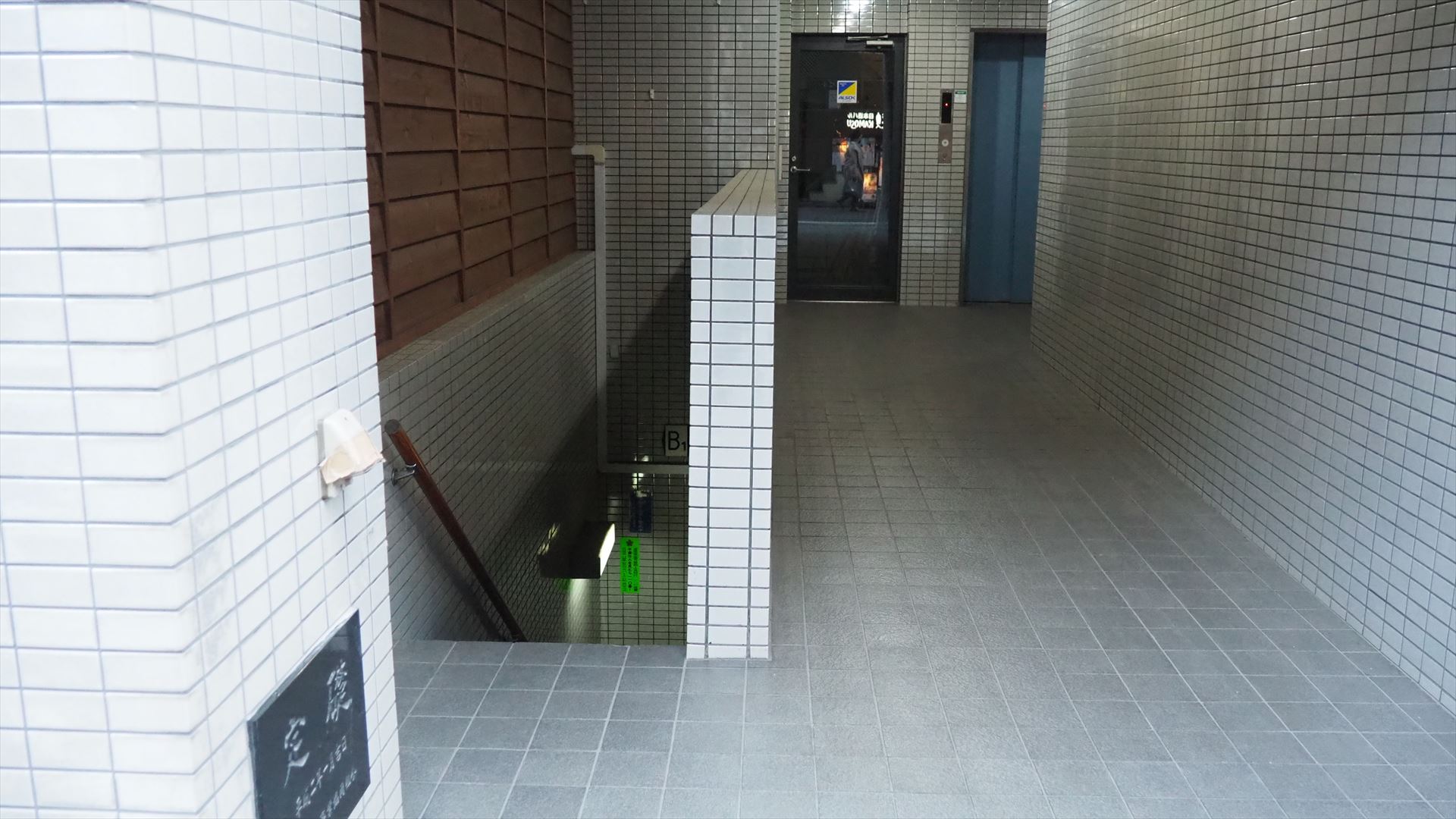 不知火はこの左側の階段を降りたところにある