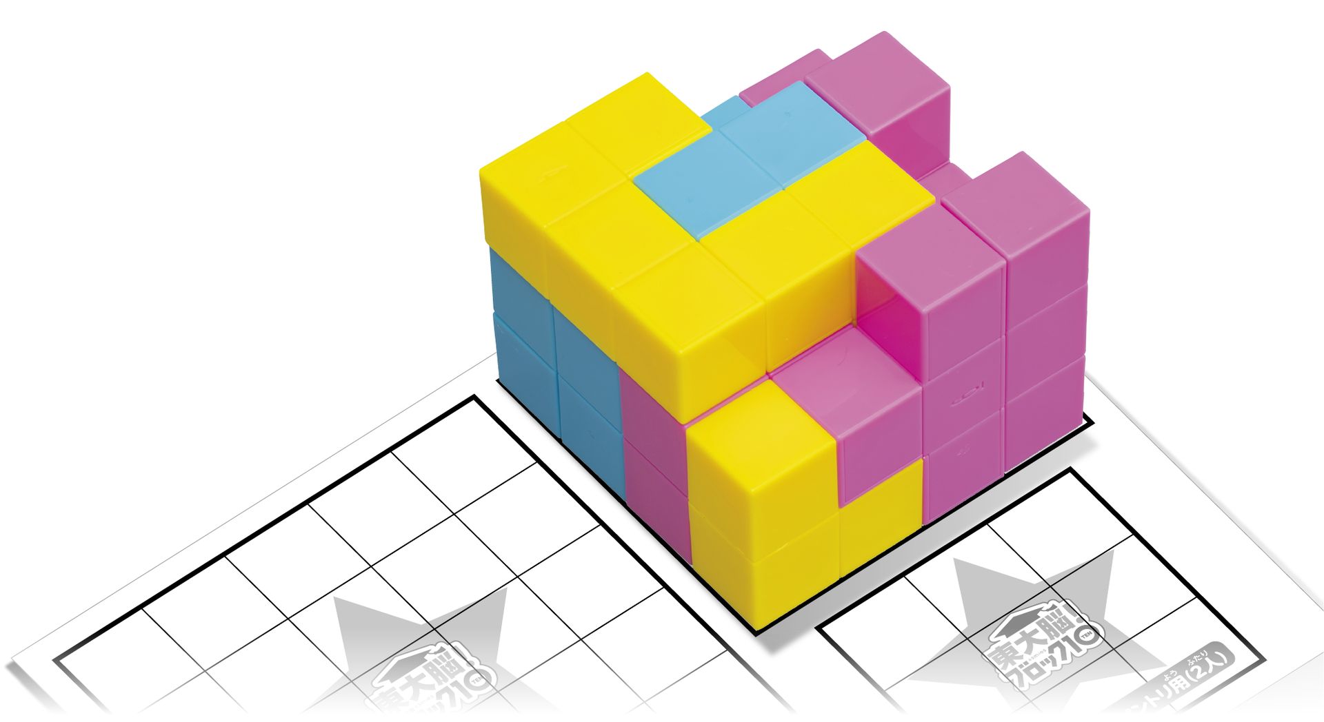 ブロックを3段目まで積み上げ、上から見た時のキューブ数を競う陣取りゲーム（空間把握能力・想像力・論理的思考力）