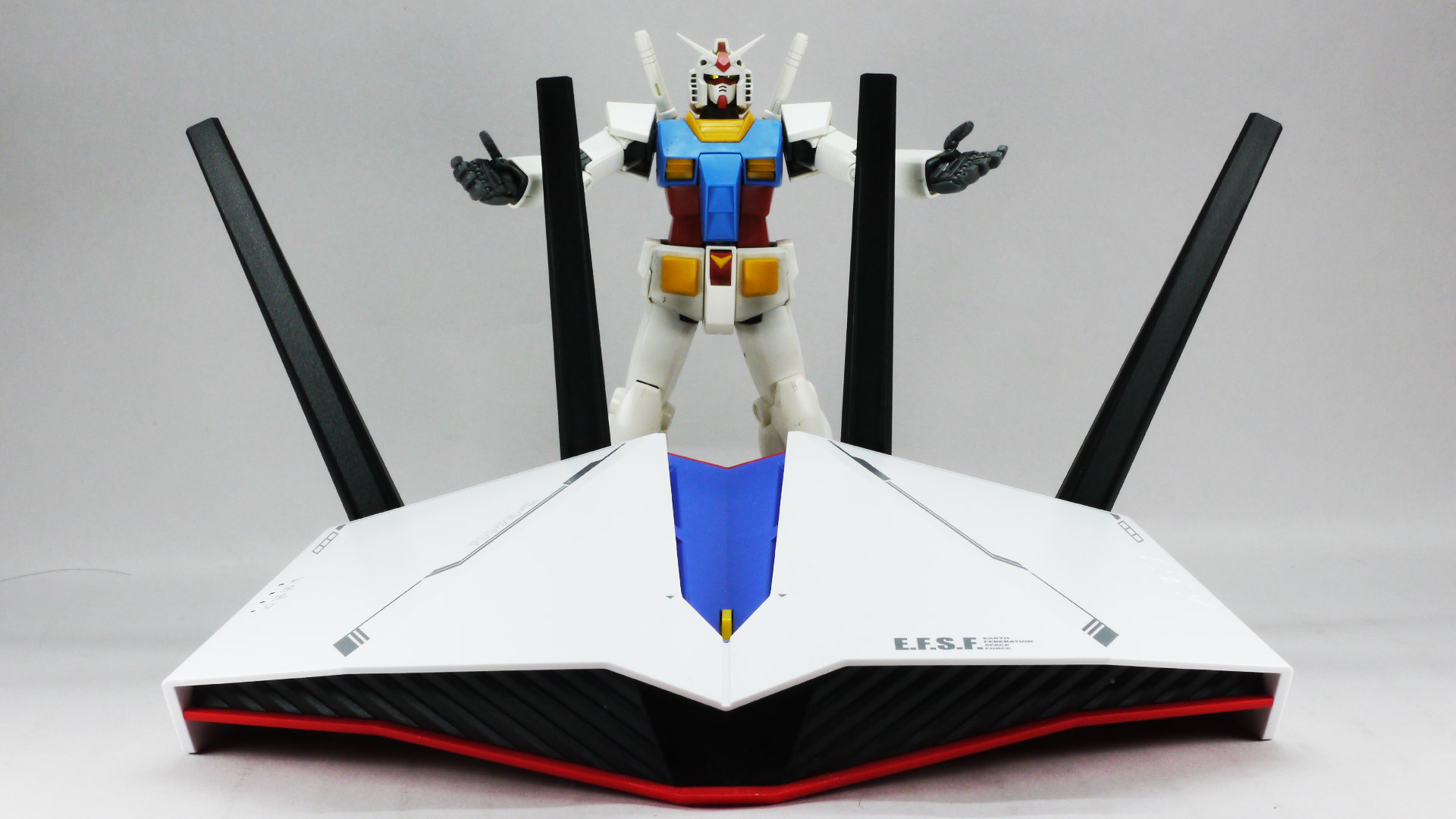 まさに“ガンダム”と言わんばかりの高性能なルーター