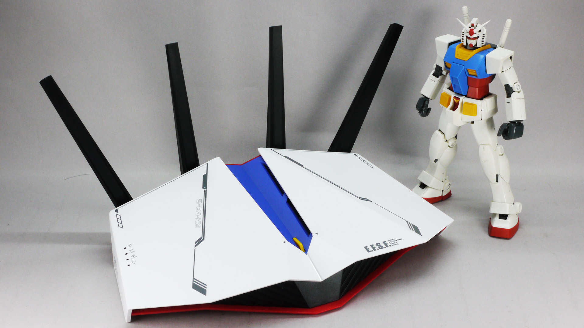 随所に“ガンダムらしい”マーキングがされていて雰囲気ばっちりです。有線LANポートには優先的にパケット処理を行なう「GAMING PORT」を備えます