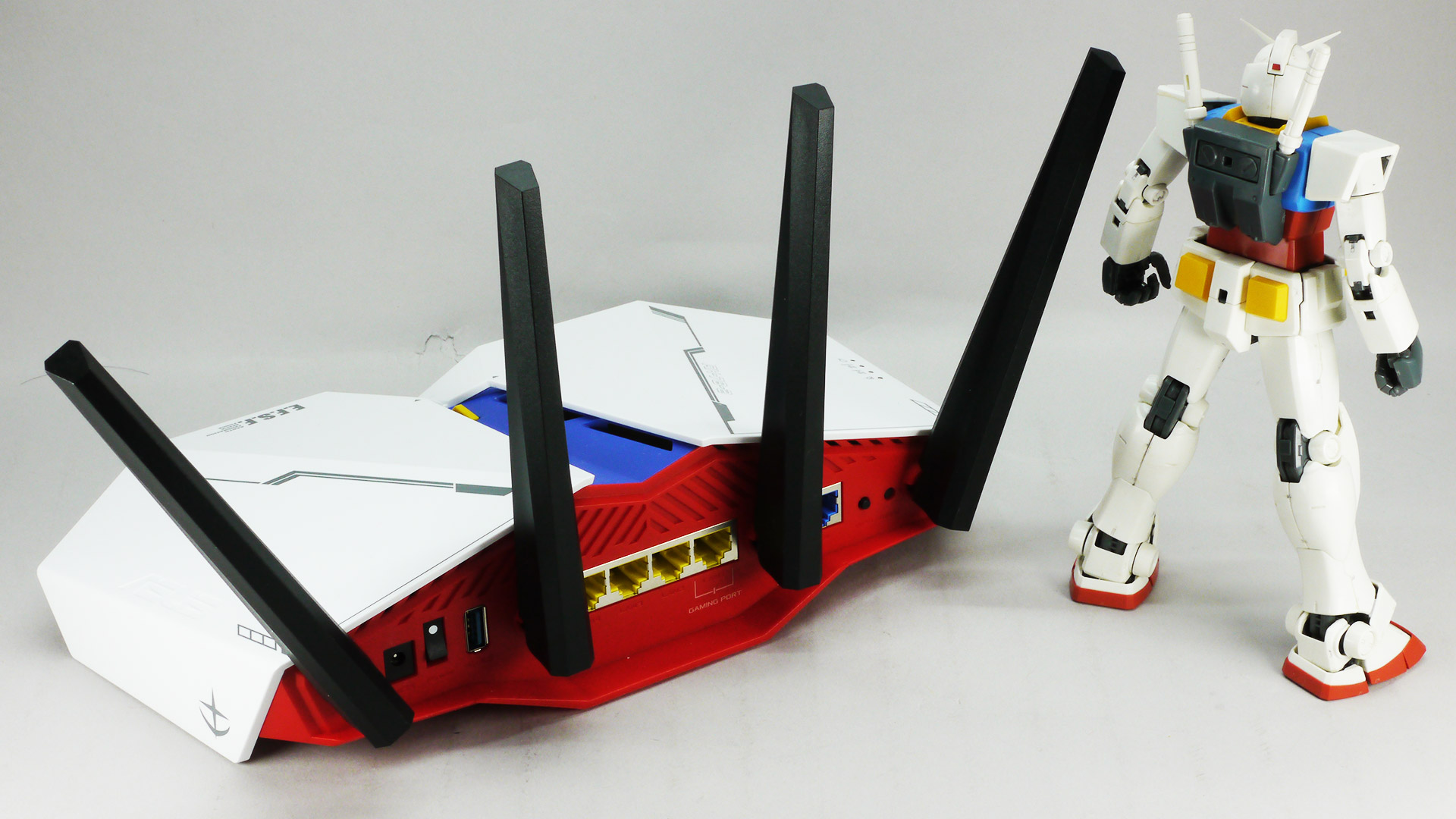 随所に“ガンダムらしい”マーキングがされていて雰囲気ばっちりです。有線LANポートには優先的にパケット処理を行なう「GAMING PORT」を備えます