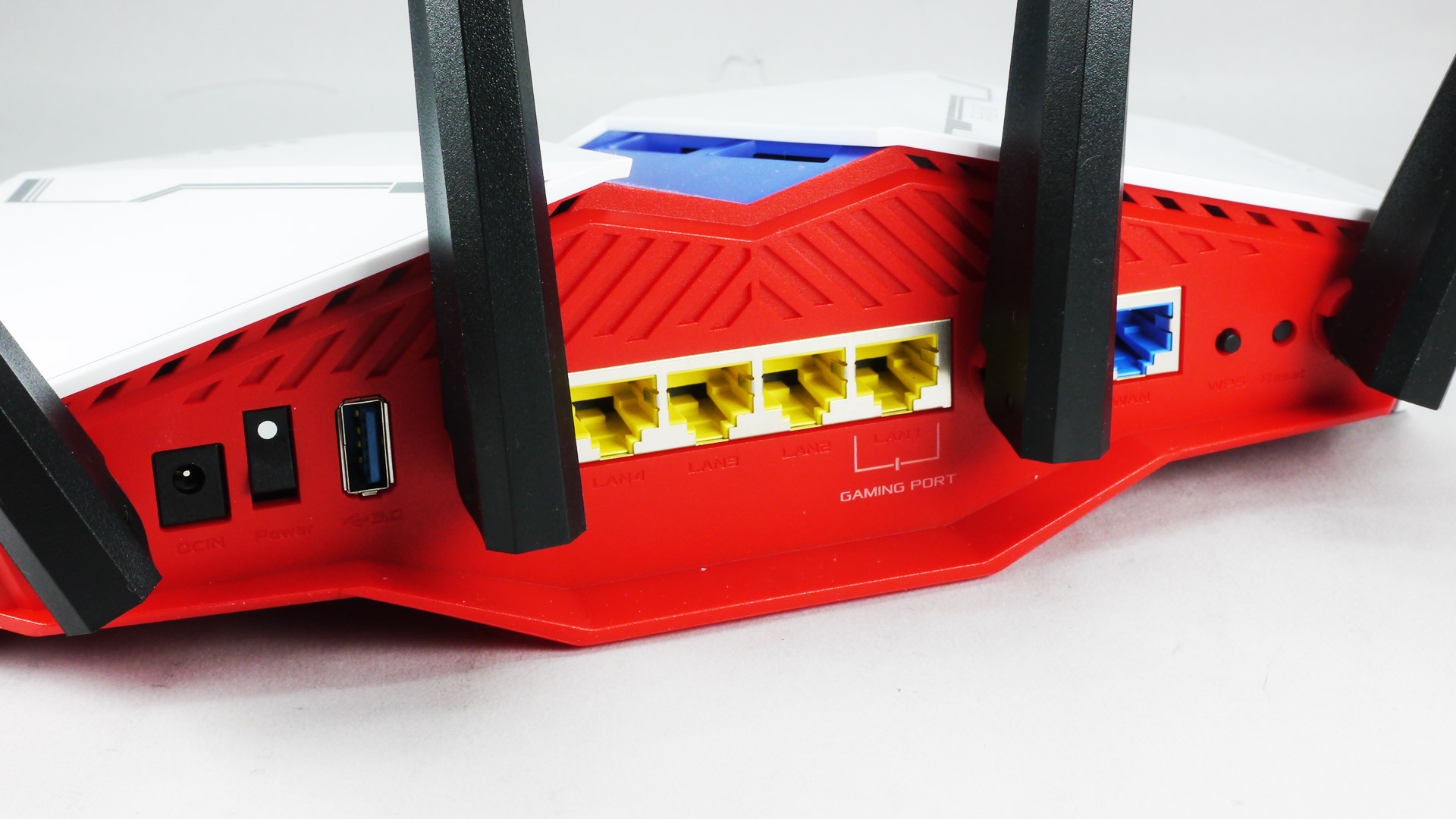 随所に“ガンダムらしい”マーキングがされていて雰囲気ばっちりです。有線LANポートには優先的にパケット処理を行なう「GAMING PORT」を備えます