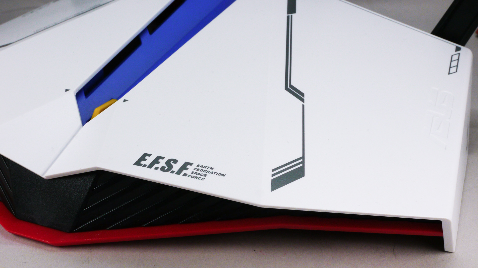 「E.F.S.F.」は地球連邦宇宙軍の意味