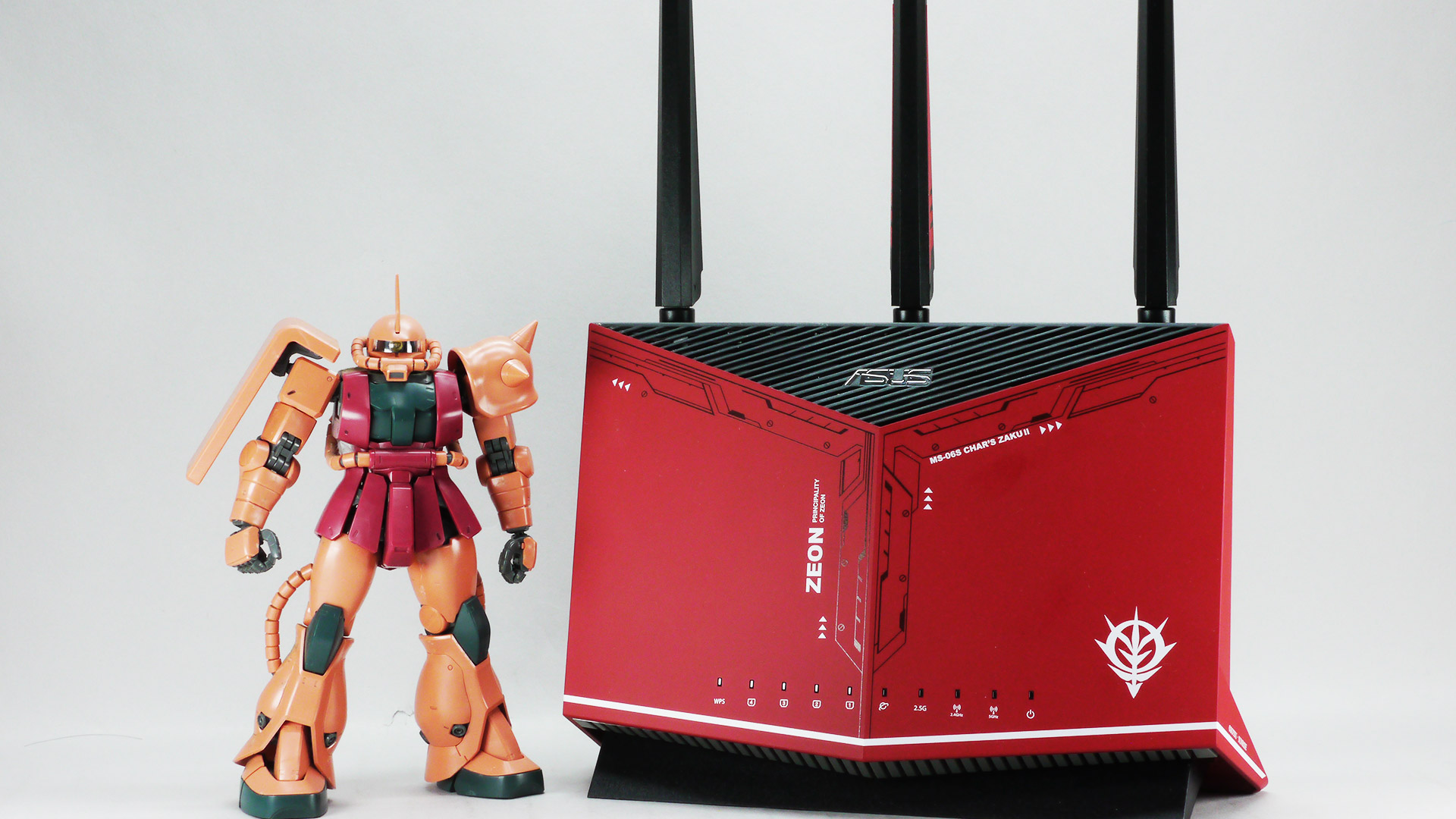 昨今のモビルスーツデザインでは装甲の淵に白いラインを施しますが、そのデザインをうまく取り入れていると思います。こちらは2.5GbEポートを持っていて対応機器があればとても高速な有線通信が可能となります。