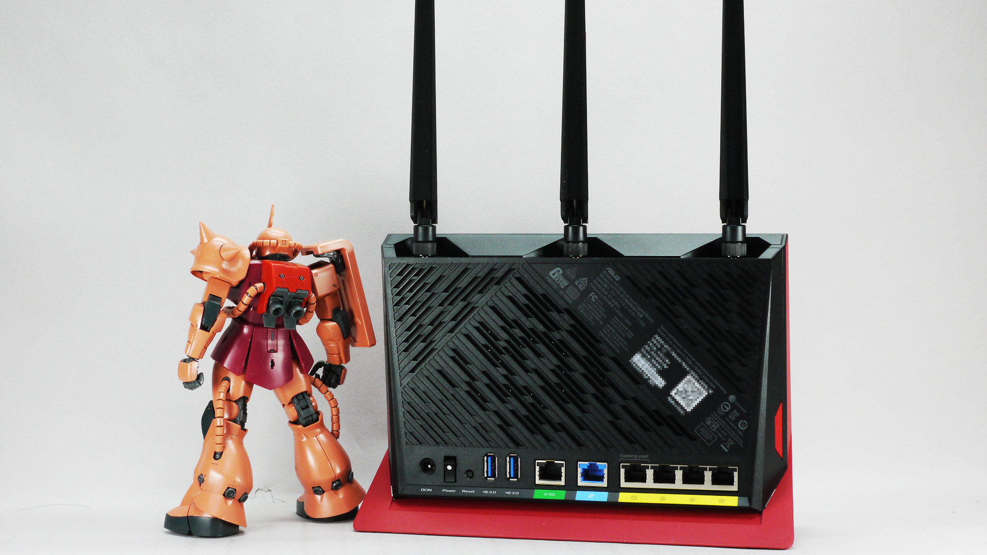 昨今のモビルスーツデザインでは装甲の淵に白いラインを施しますが、そのデザインをうまく取り入れていると思います。こちらは2.5GbEポートを持っていて対応機器があればとても高速な有線通信が可能となります。