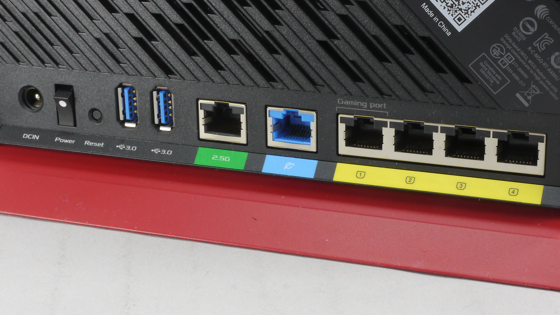 昨今のモビルスーツデザインでは装甲の淵に白いラインを施しますが、そのデザインをうまく取り入れていると思います。こちらは2.5GbEポートを持っていて対応機器があればとても高速な有線通信が可能となります。