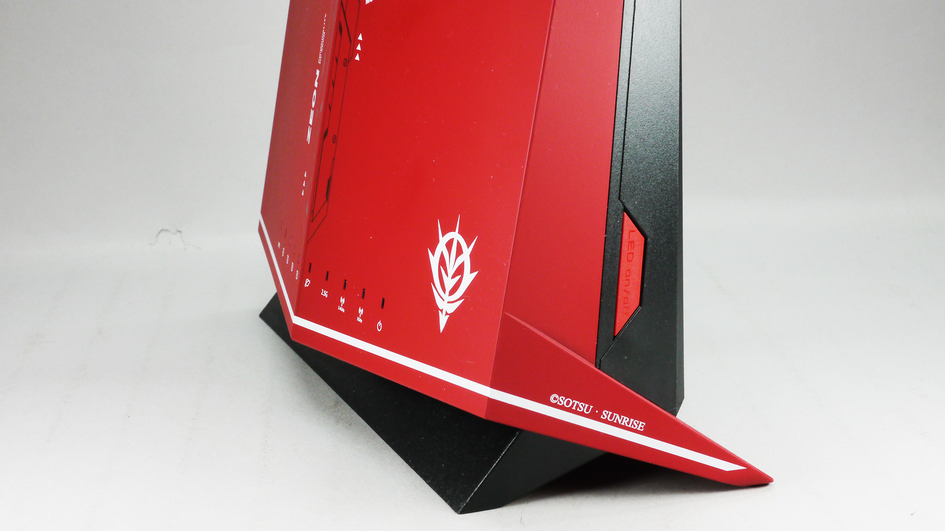 正面向かって右下には「ジオン公国軍」のマークと右側面にはLEDのON/OFFスイッチ