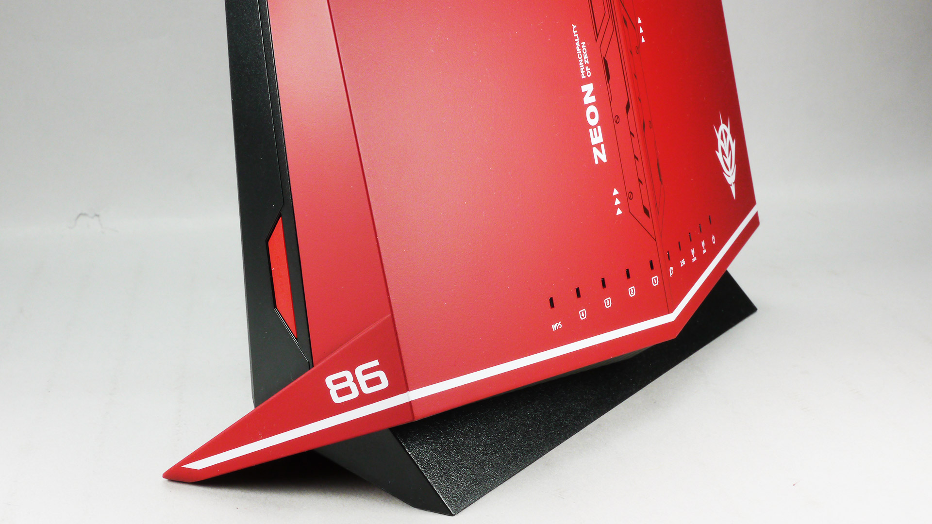 正面向かって左側面にある「86」はこの機種の型番「86」から