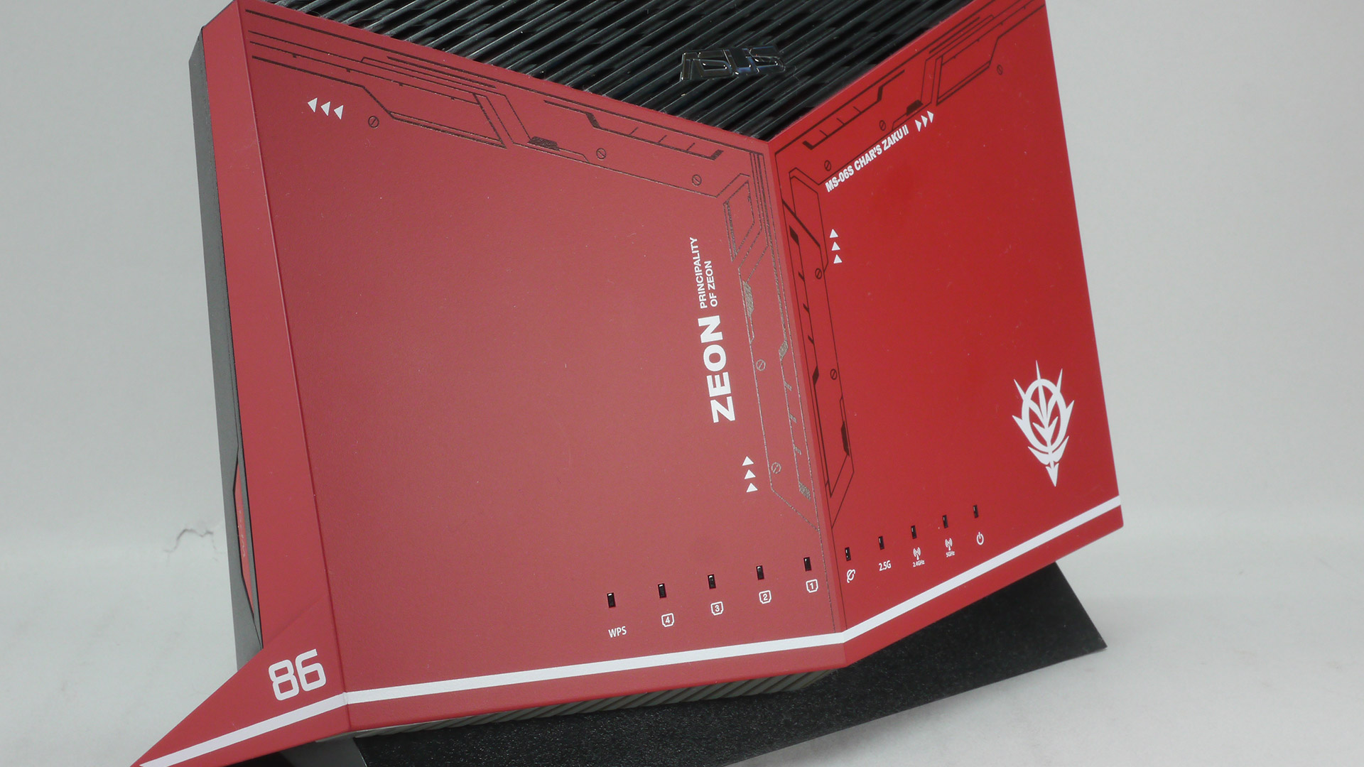 中央左には「PRINCIPALITY OF ZEON」と大きなZEONは「ジオン公国」の意