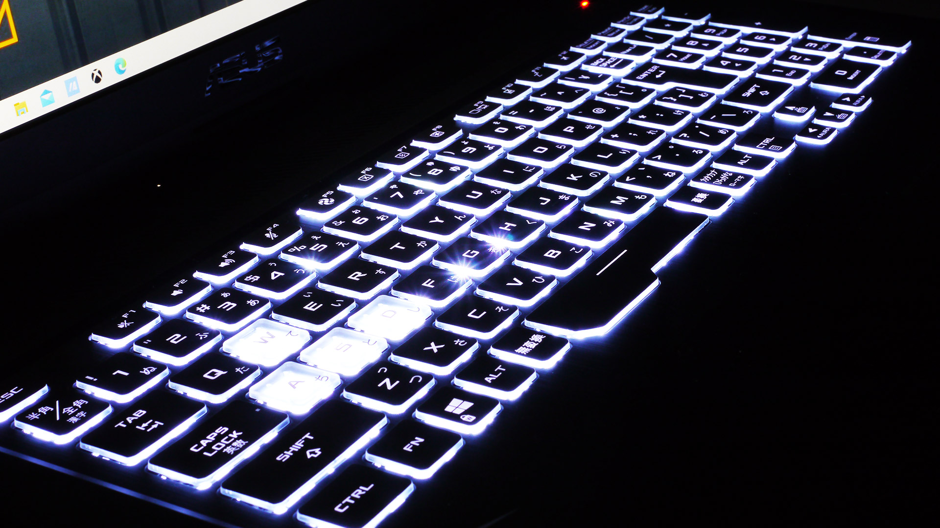 17.3型144HzフルHDのモニターを持つこのPCにも“AURA”が搭載されていてカッコよく光ります