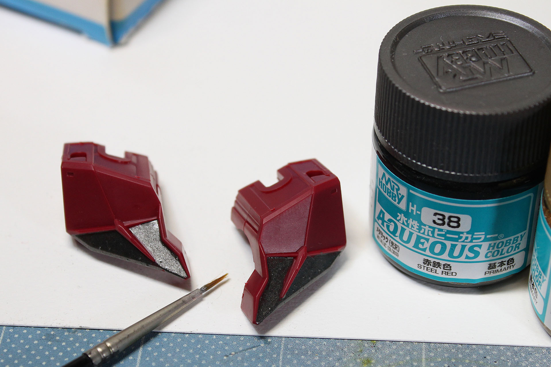 肩アーマー。そうそう、黒やグレーは、どこに塗ってもそれなりになりますので、意外と使えます