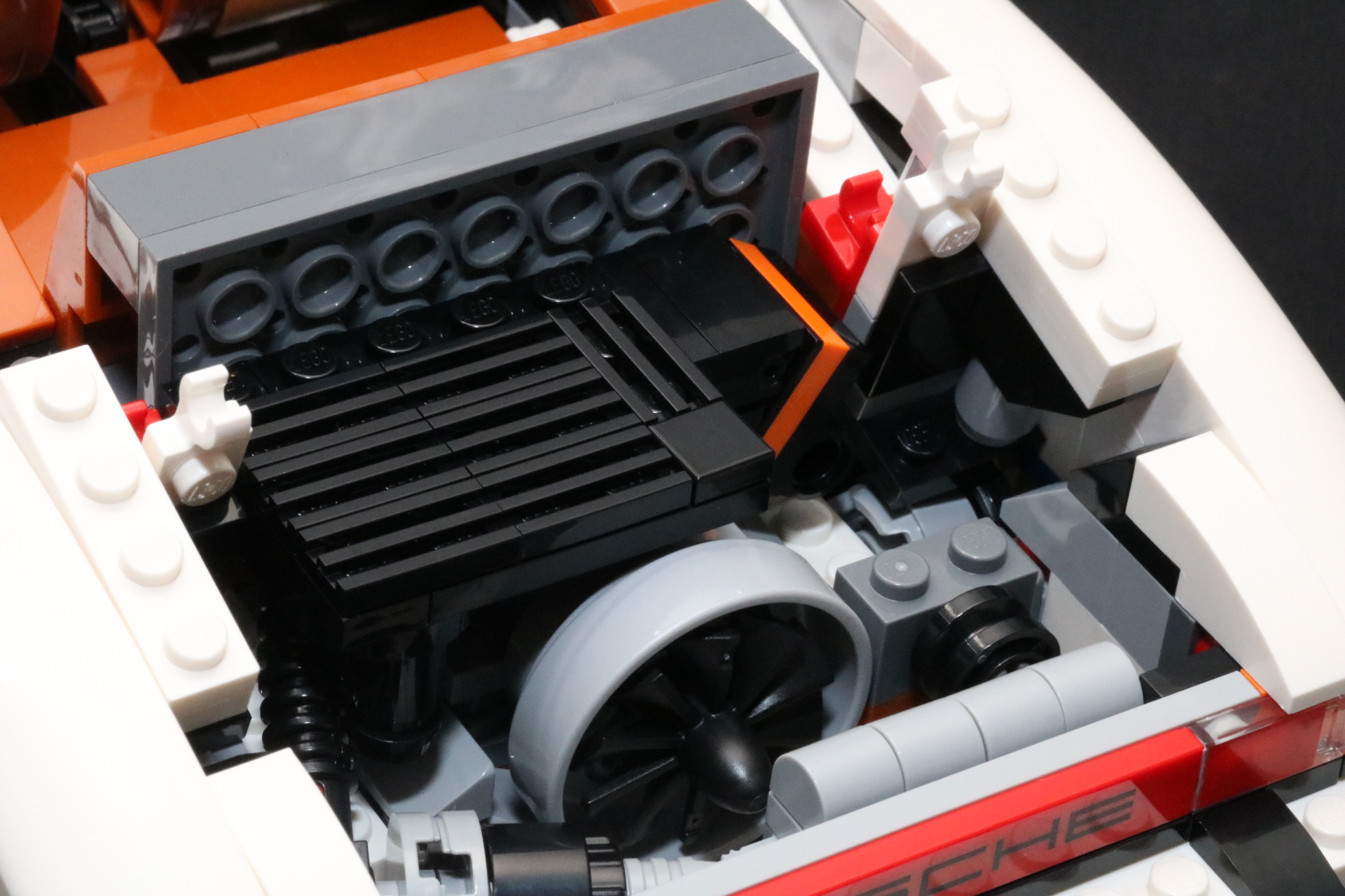 エンジンにかぶせる様にして配置