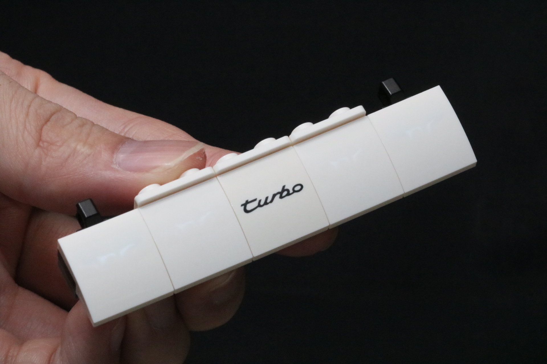 エンジンルームへの開閉機構も完備