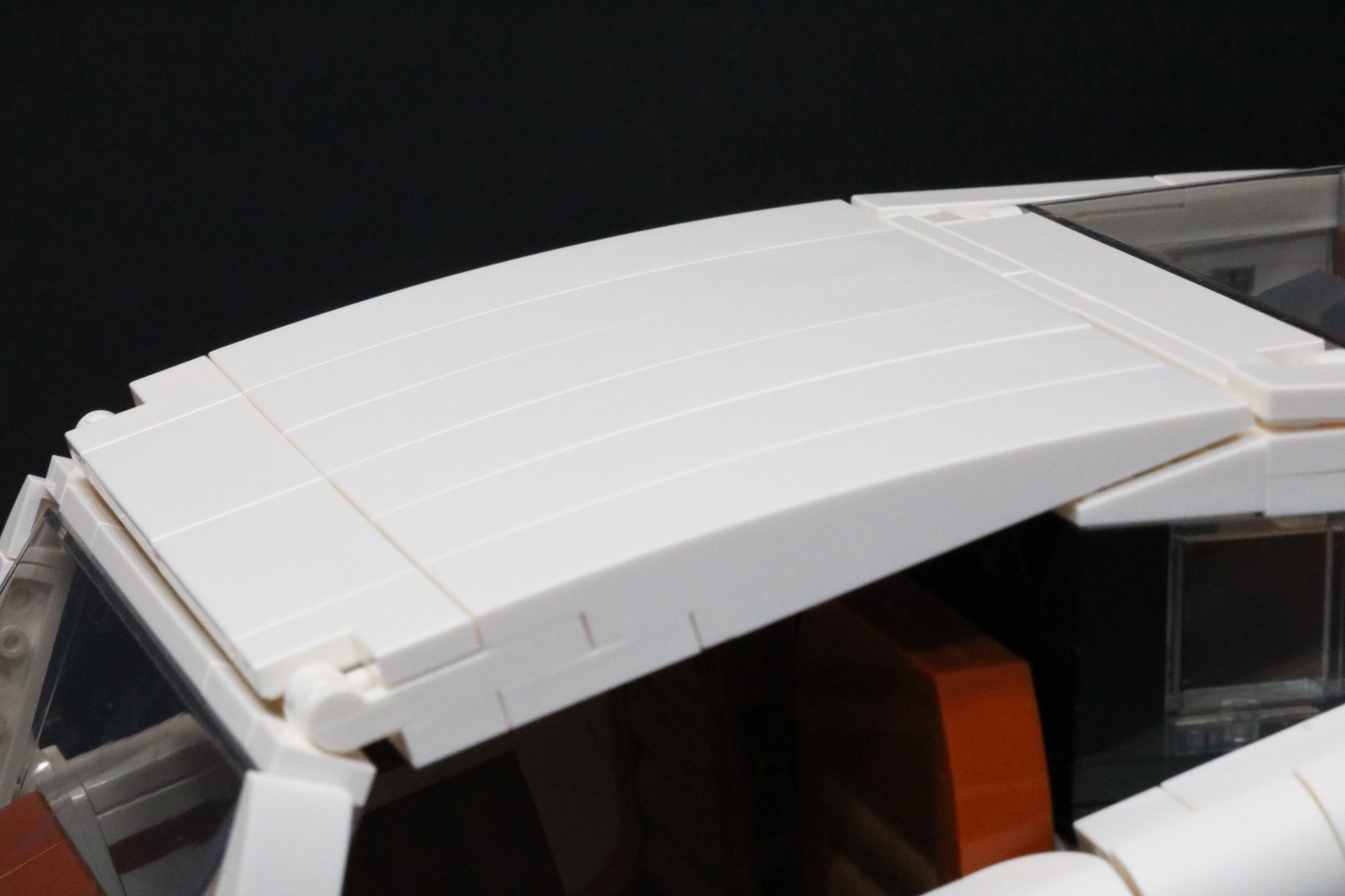 ルーフから後部へ流れるラインがきれいに決まる