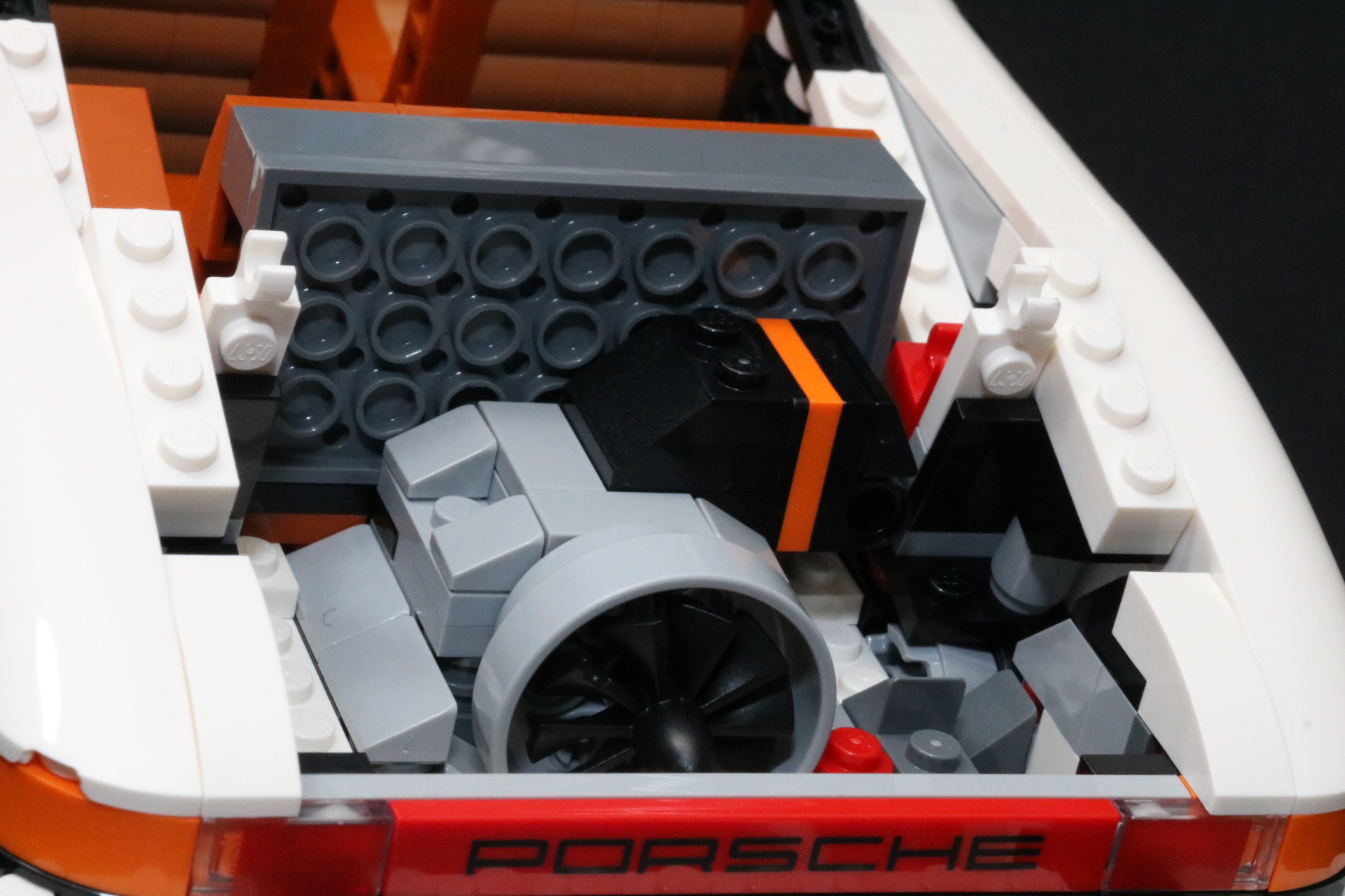 エンジンルームはノーマルのセッティングで、横幅のあるエンジンの全体像が確認できる