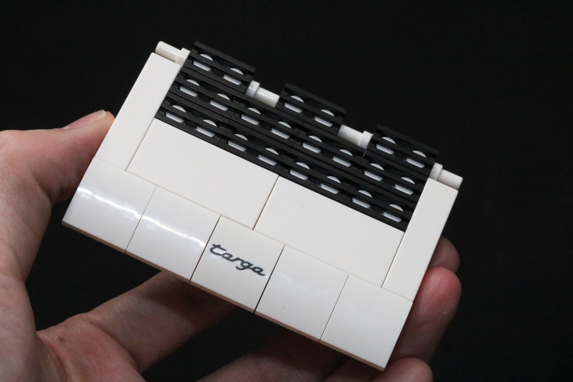 エンジンルームのカバーはフラットなパーツに。タルガの印字が映える