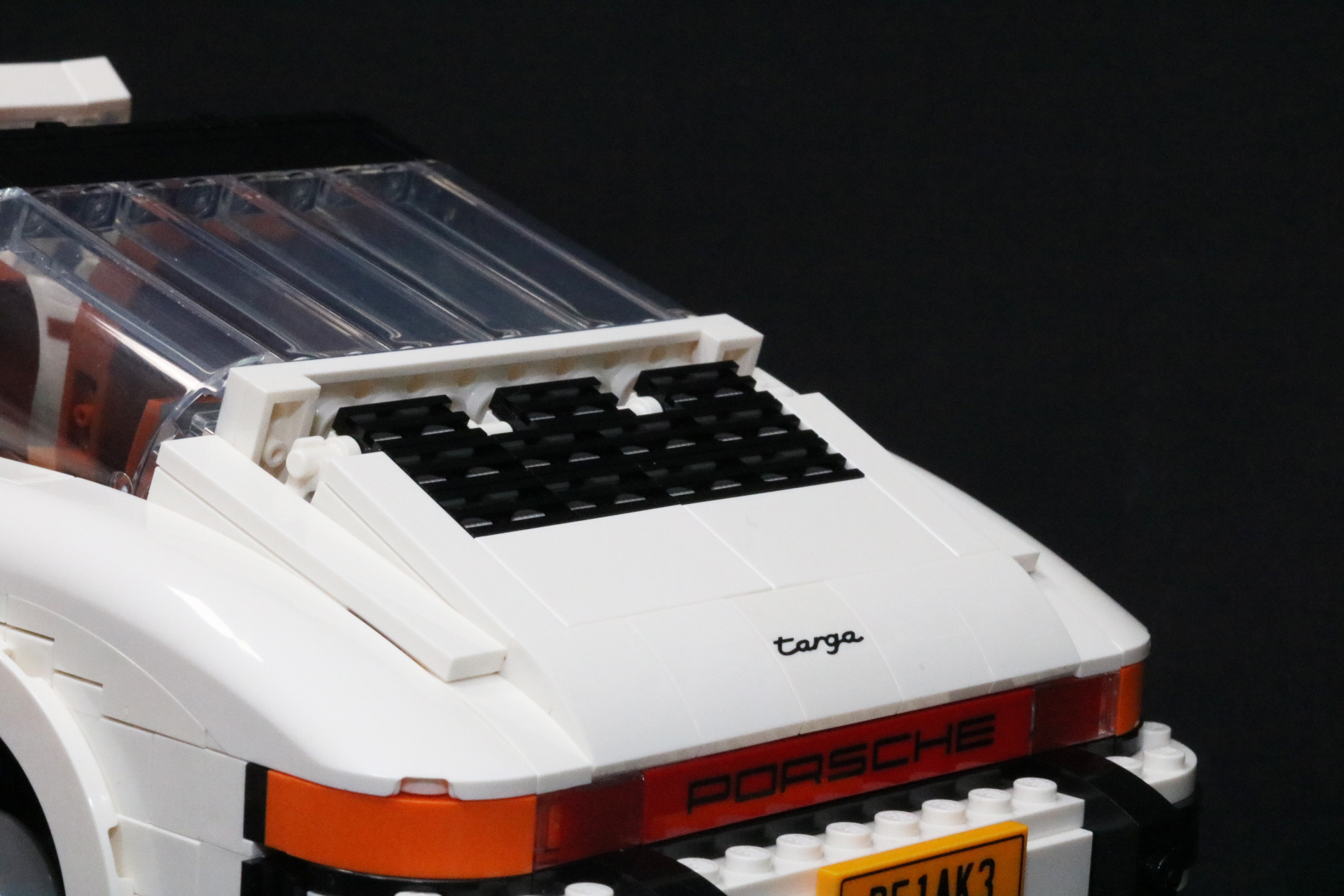 ロールケージからリアへ流れるボディラインが美しく映える