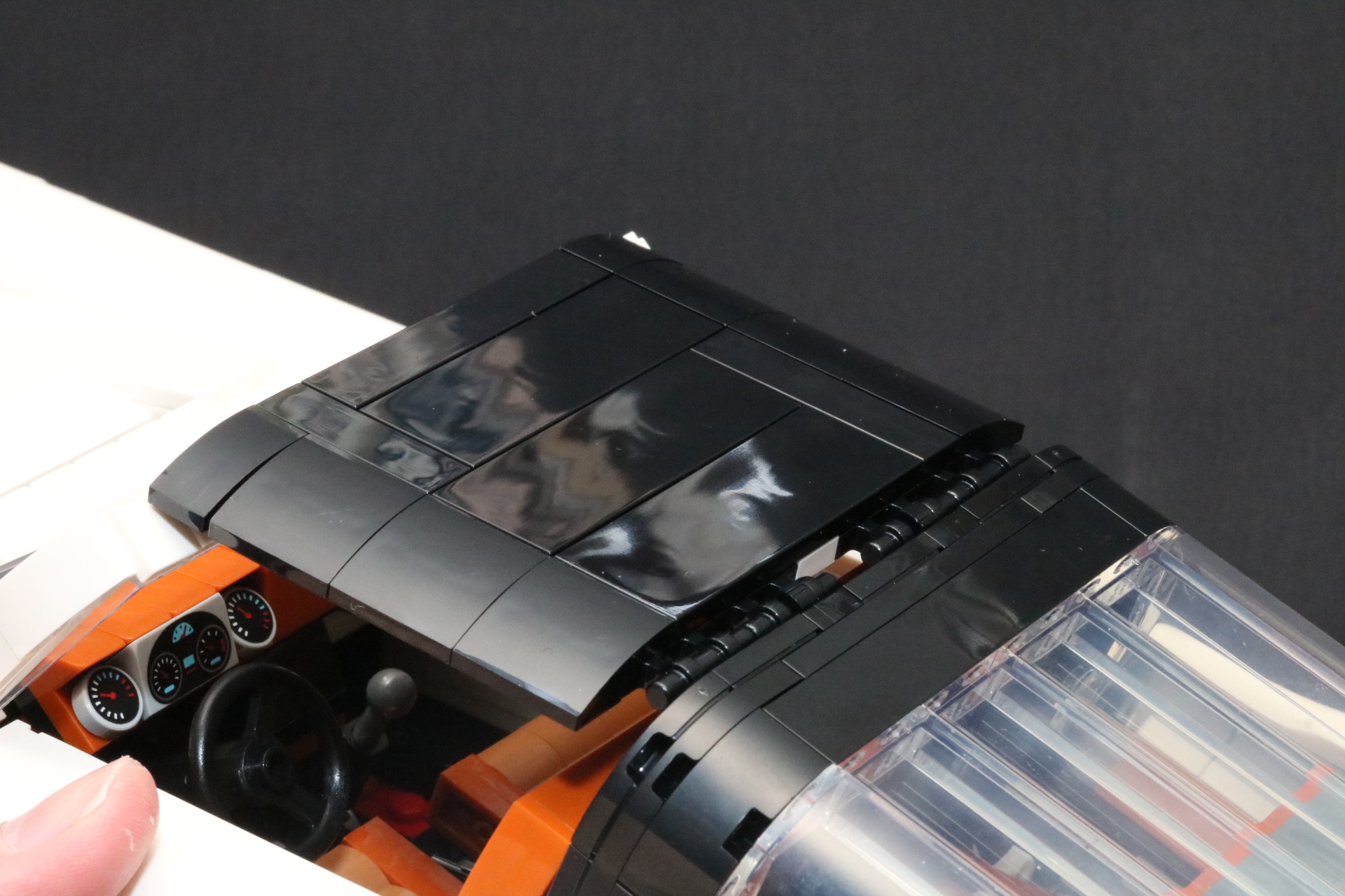 ロールケージにある取り付け部分と合わせてかぶせることができる