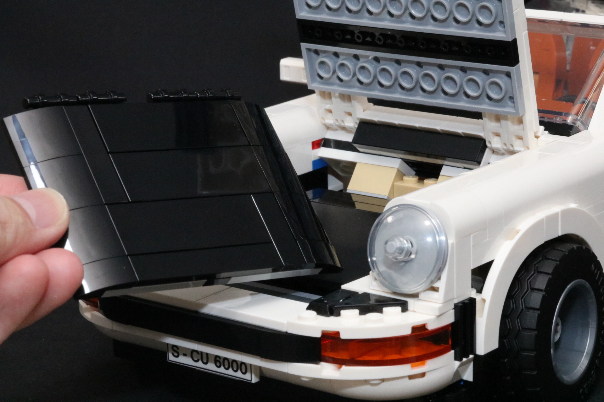 フロントの収納スペースにルーフを入れることもできる