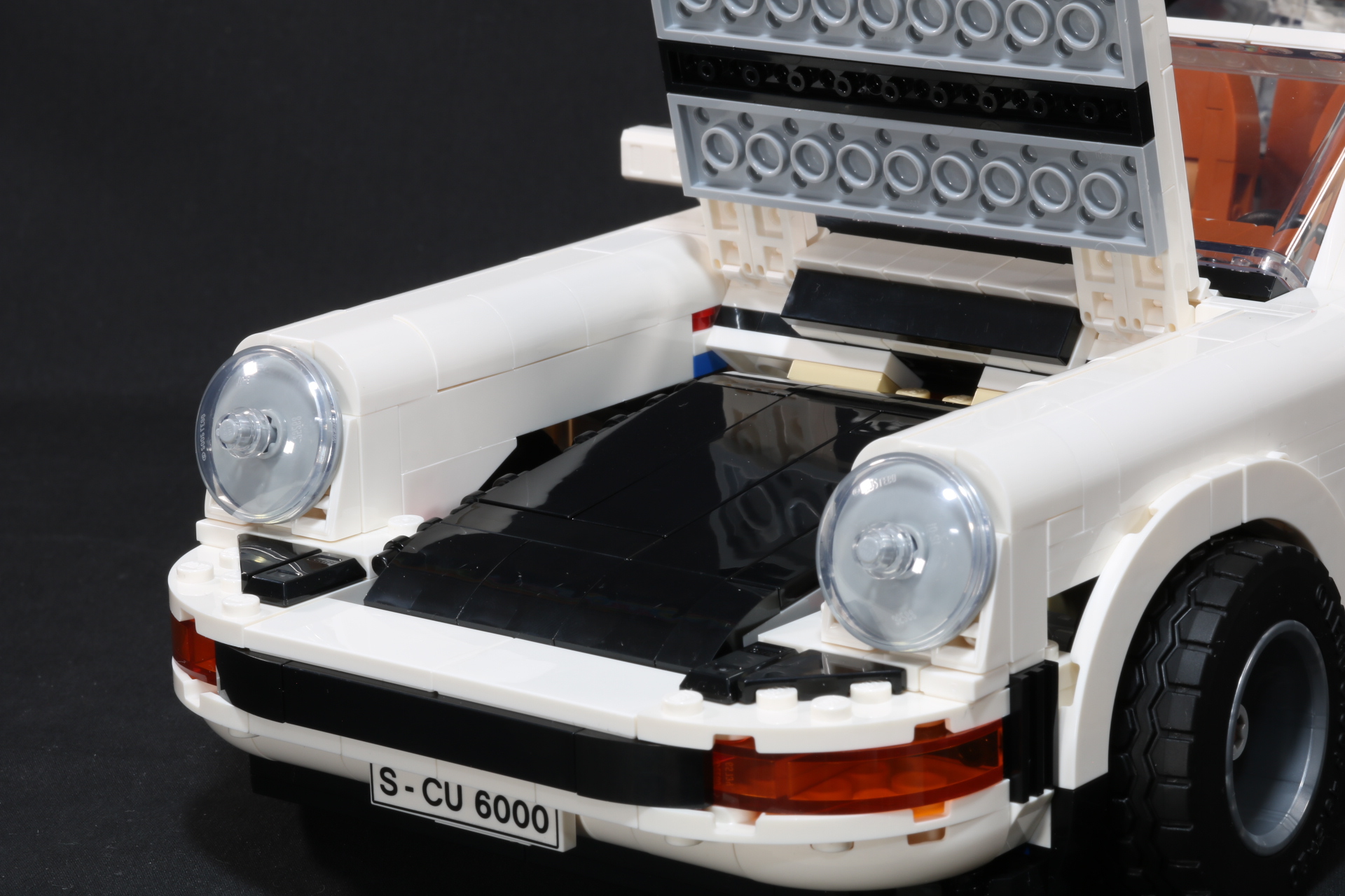 フロントの収納スペースにルーフを入れることもできる