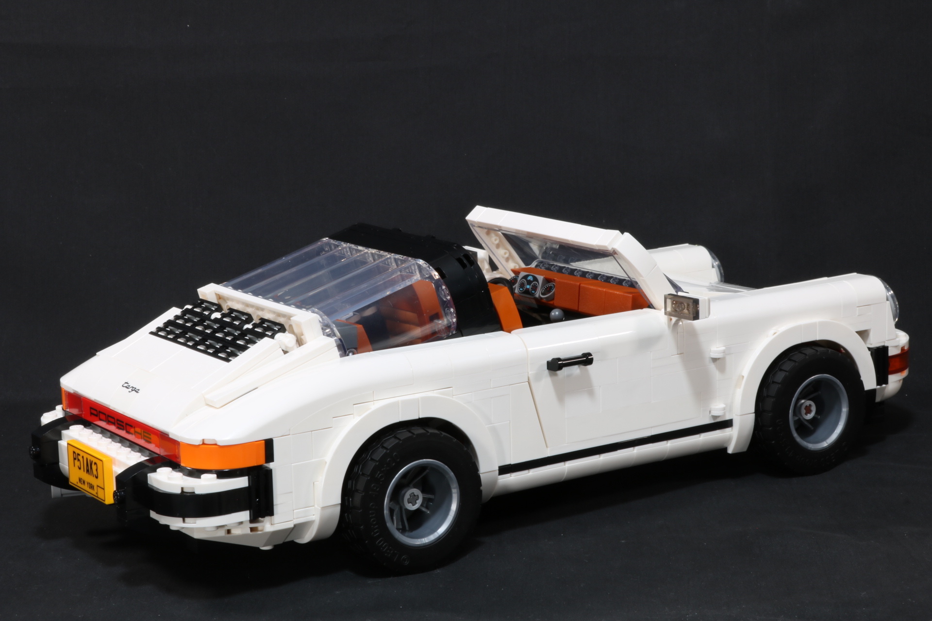 フロントの収納スペースにルーフを入れることもできる