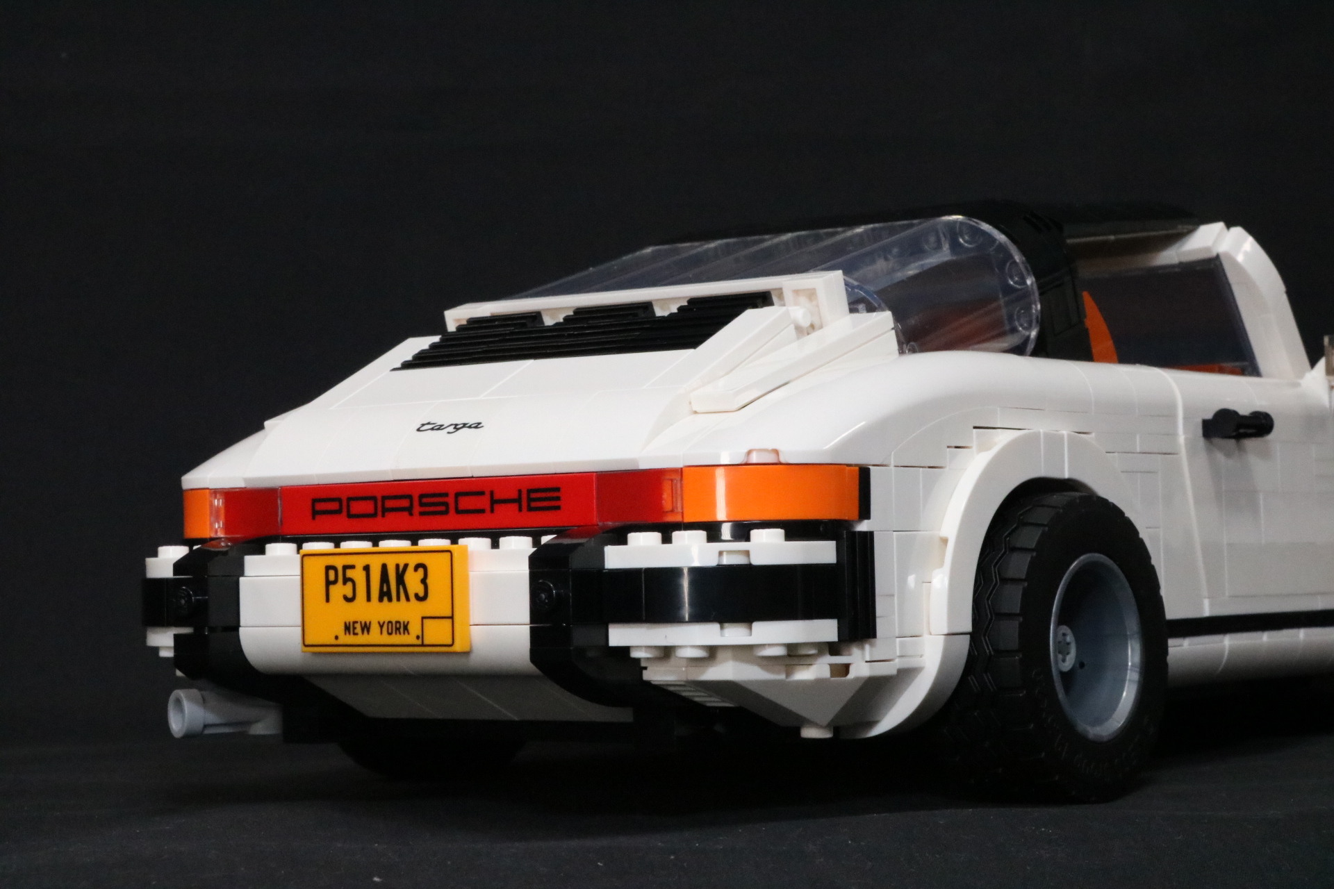 フロントの収納スペースにルーフを入れることもできる