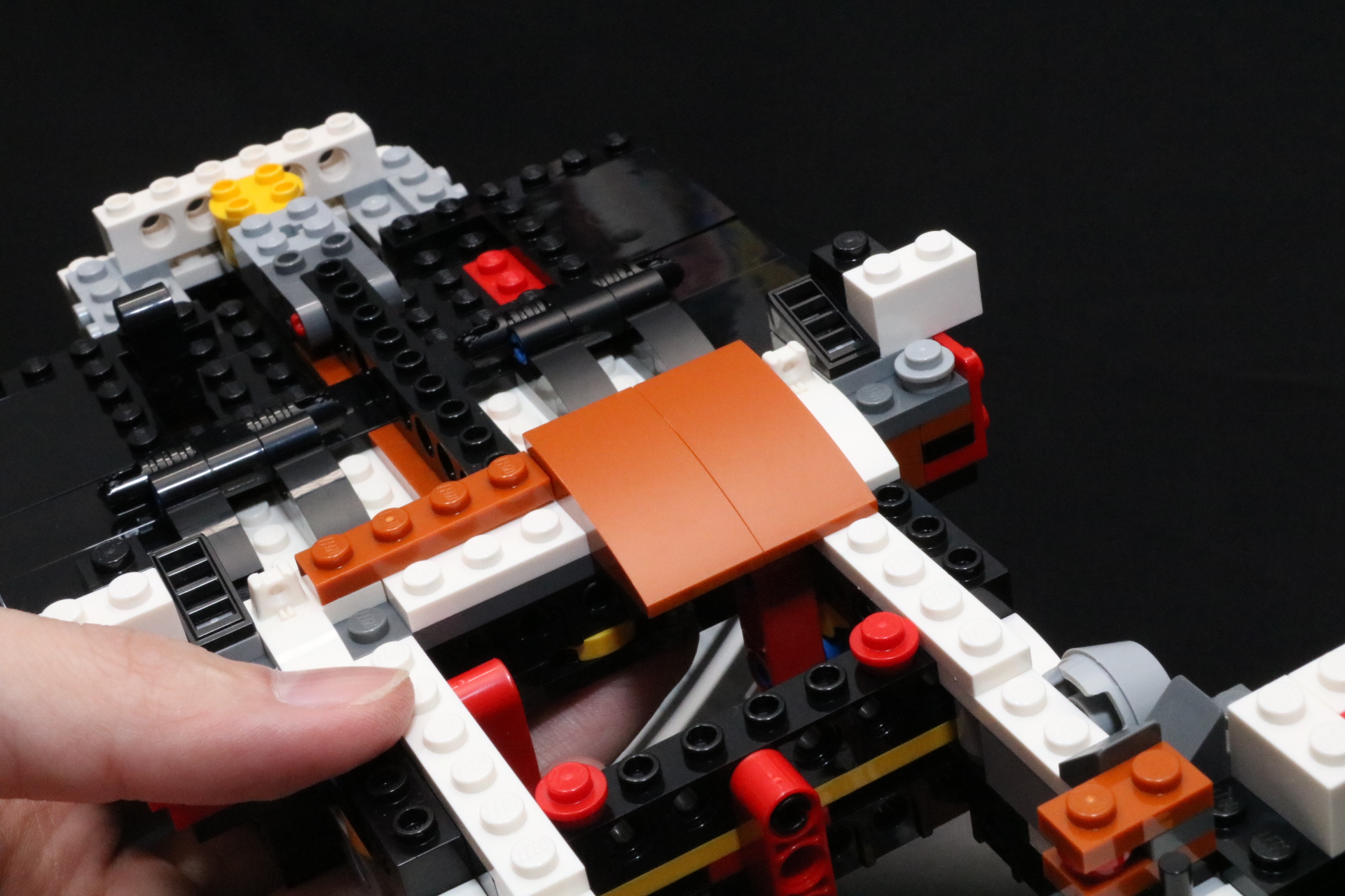 ブラウンのなだらかなプレートピースをはめ込んでいく