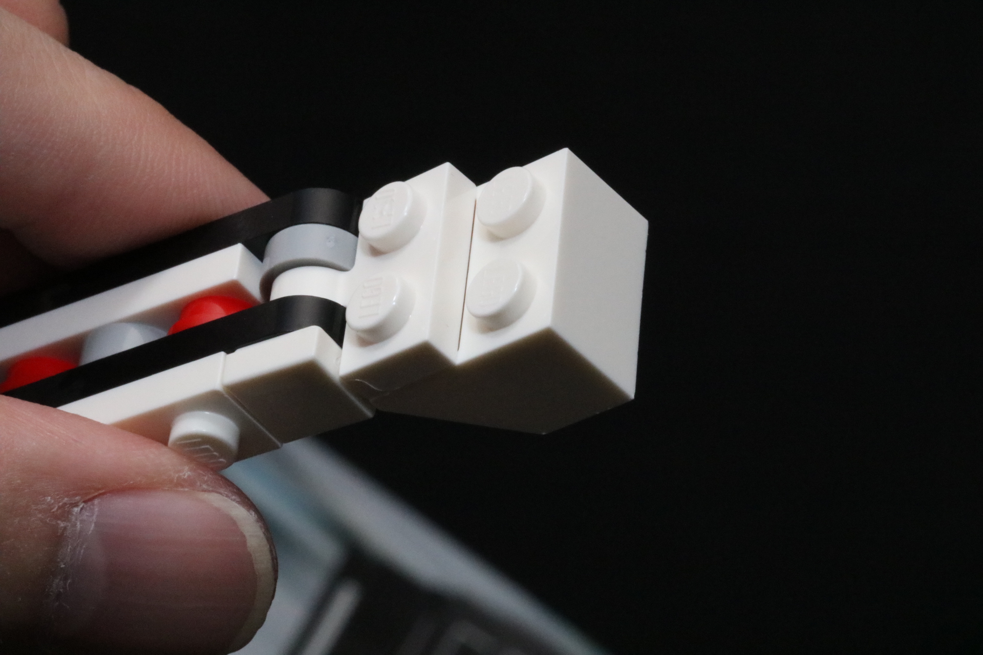 フック状のパーツを使ってピースを繋げる