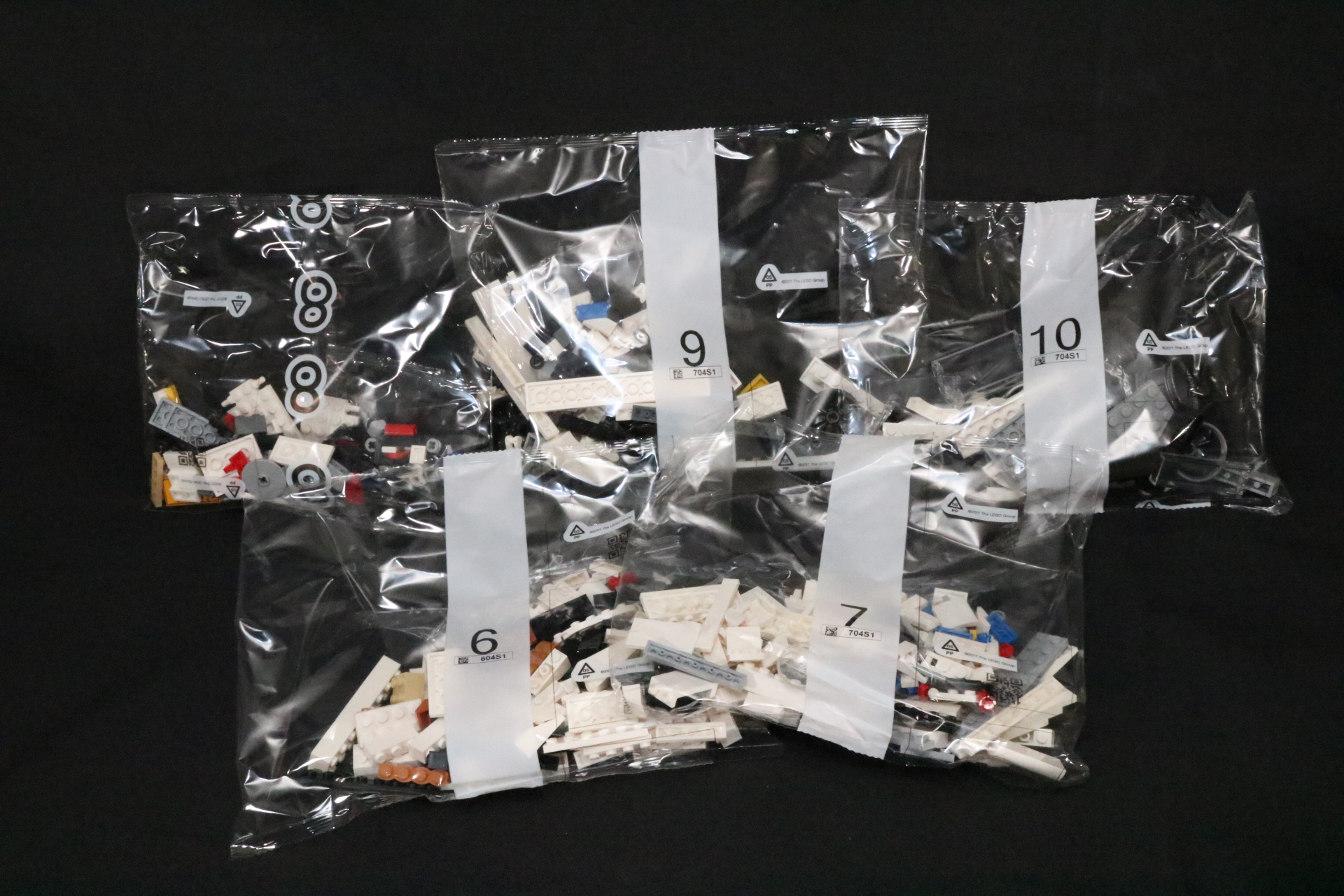 組み立て説明書はカタログのような厚みと図解、そして実車ポルシェ911の写真が掲載されている