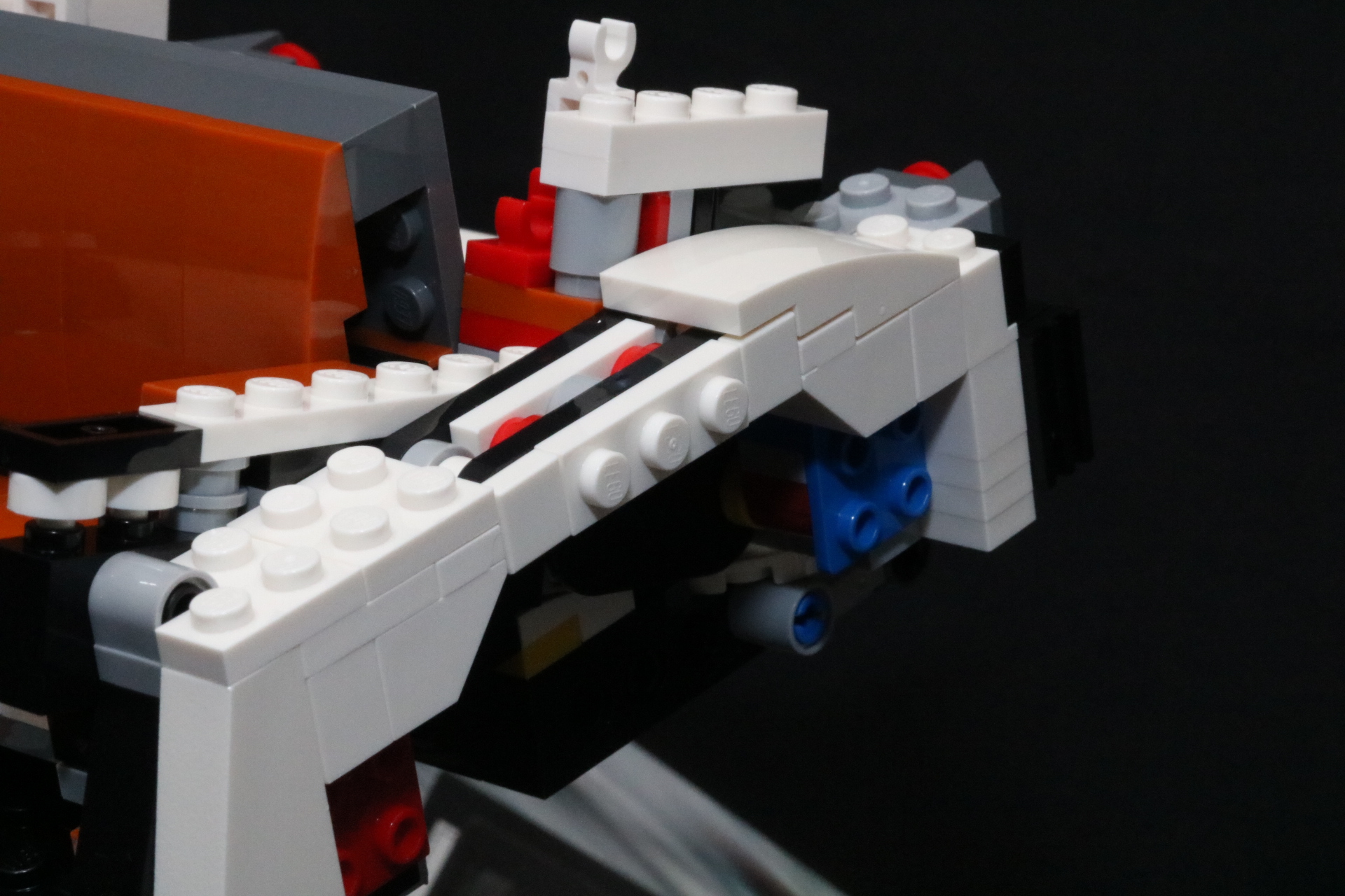 橋渡しのようにリア・タイアを覆うパーツを形作る