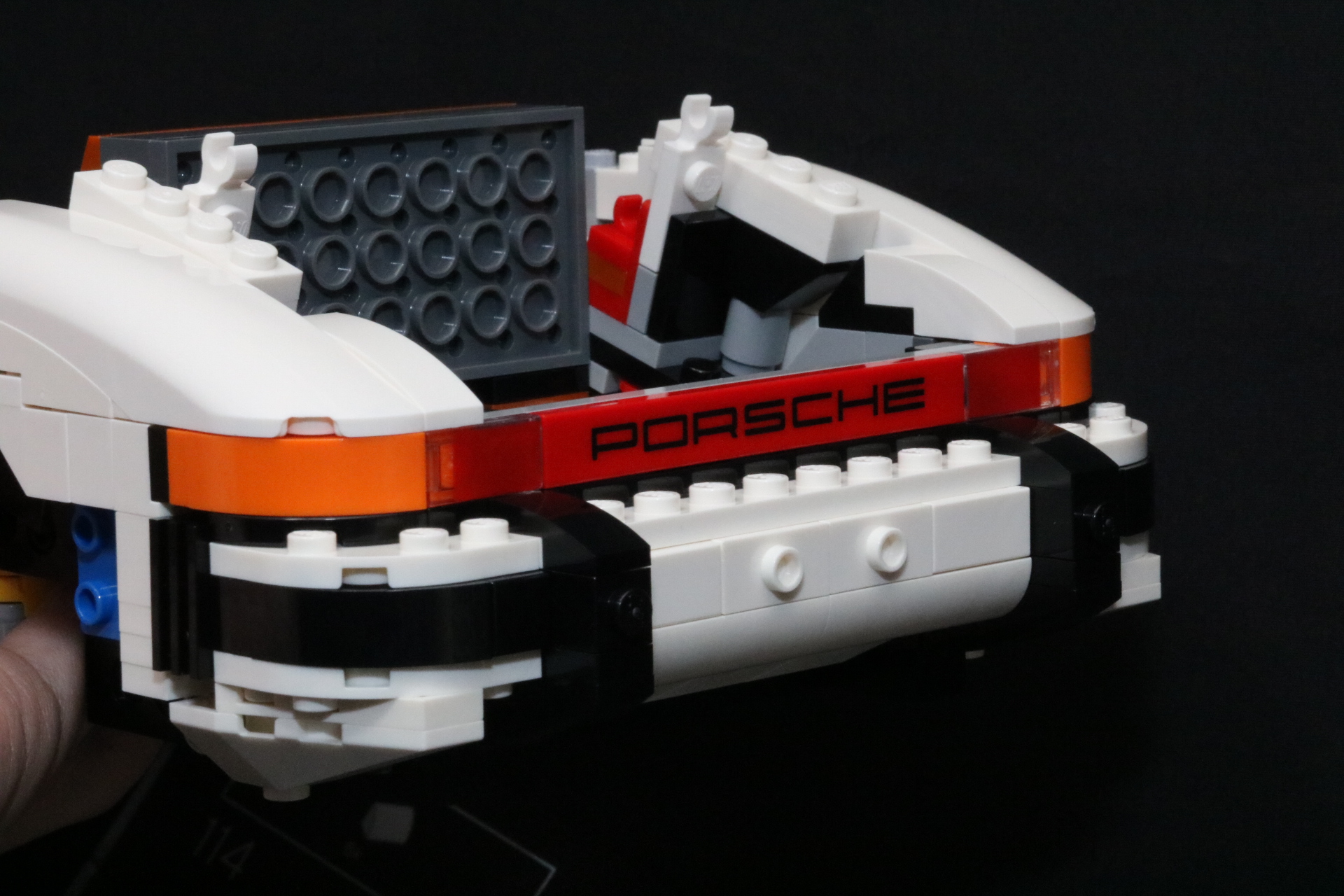 ポルシェの印字が入ったパーツやライトを再現したパーツと合わせれば一気に形が見えてくる