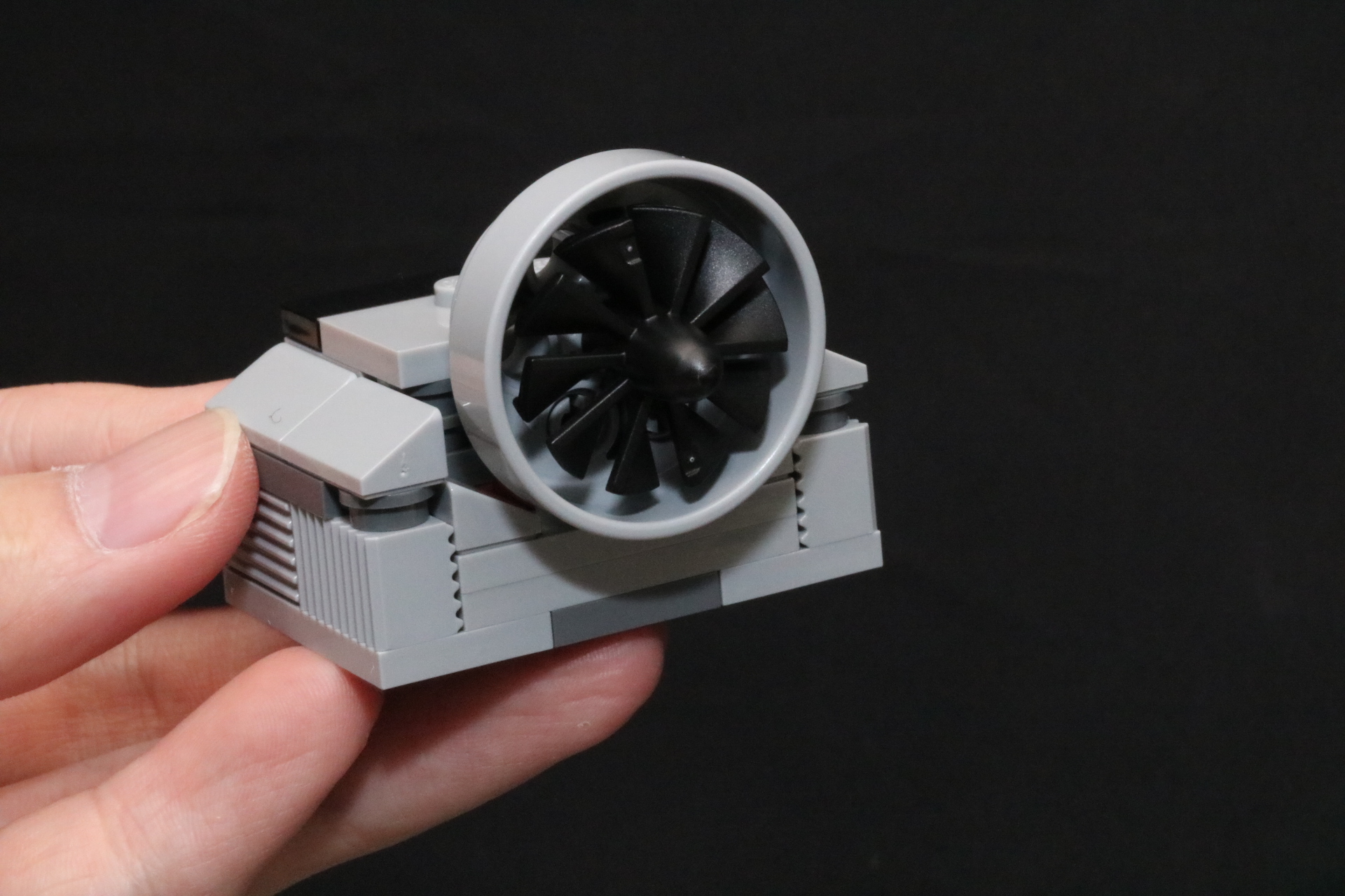 エンジンパーツは「ポルシェ911」に採用された空冷水平対向6気筒エンジンを再現