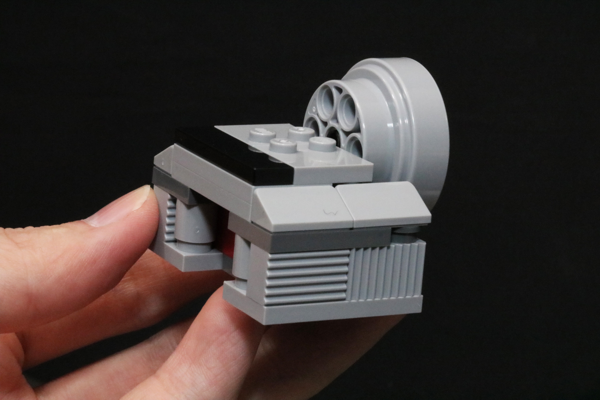 大きな冷却ファンや横広な形となっている